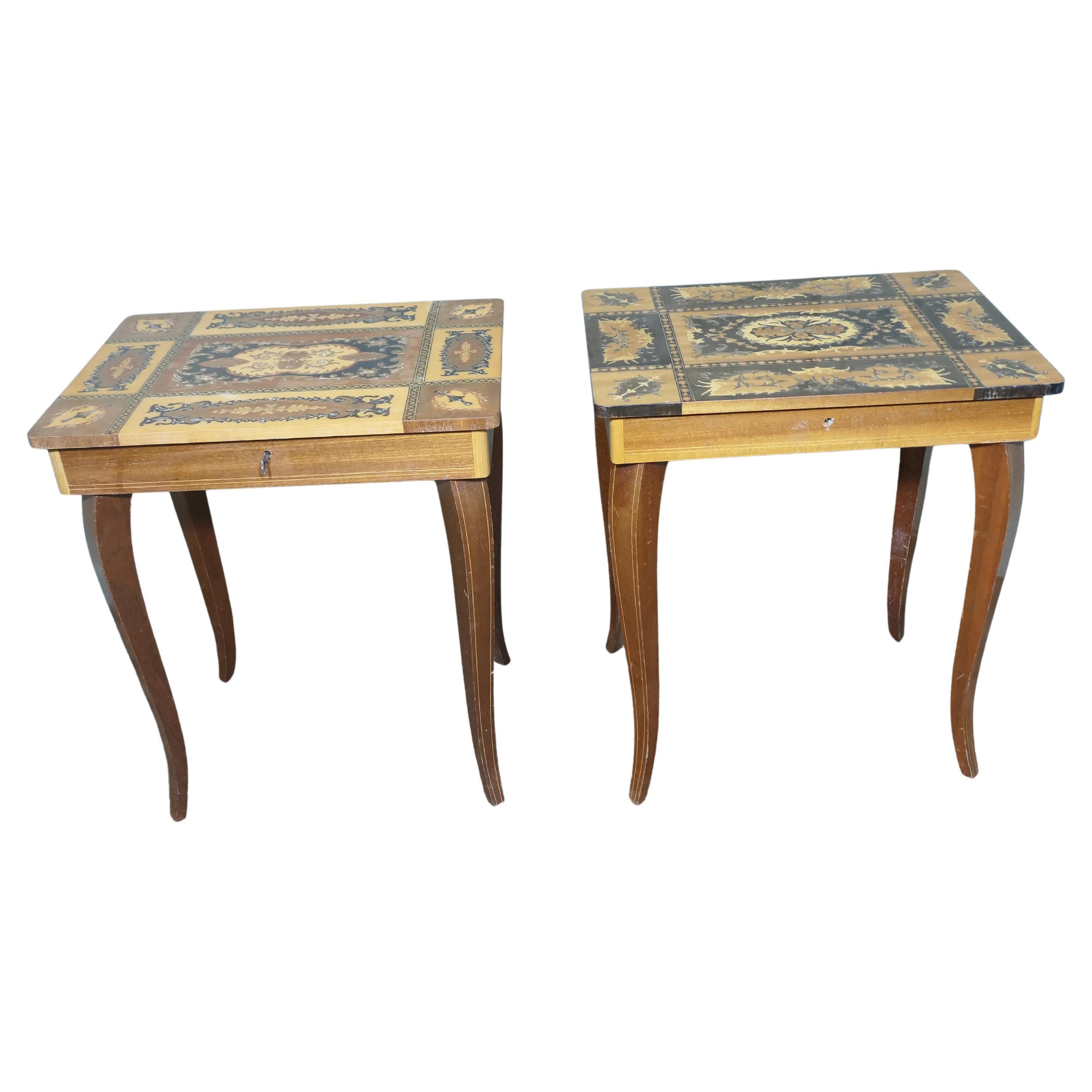 Paire de tables d'appoint italiennes musicales finement décorées