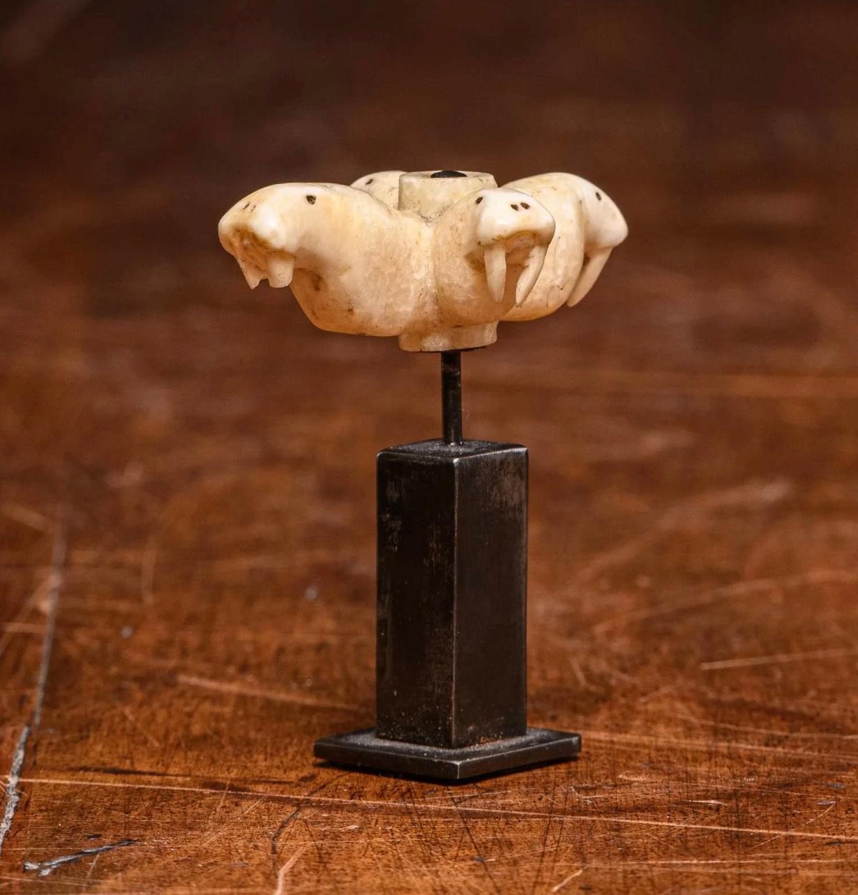 A pair of Inuit Marine Ivory Charmes, Inuit People, Alaska In Good Condition For Sale In Leuven , BE
