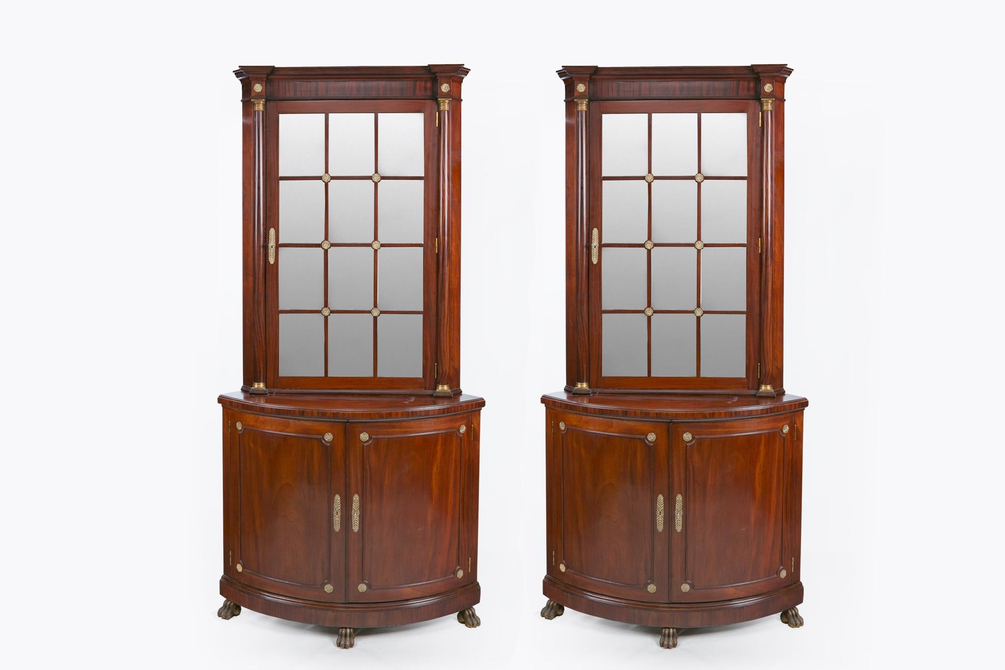 Pair of Irish 19th Century Corner Cabinets In Good Condition In Dublin 8, IE