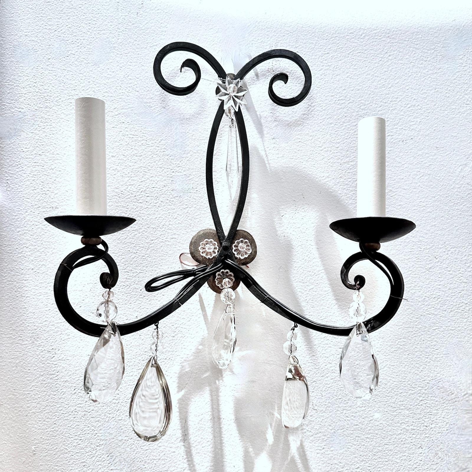Pareja de candelabros de hierro y cristal Francés en venta