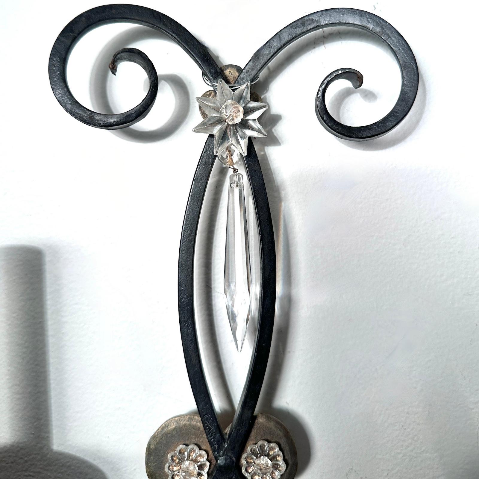 Pareja de candelabros de hierro y cristal mediados del siglo XX en venta