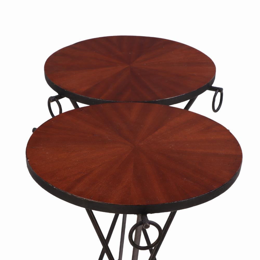 Mid-Century Modern Paire de tables à boissons en fer et en acajou à la manière de Jean-Michel Frank. en vente