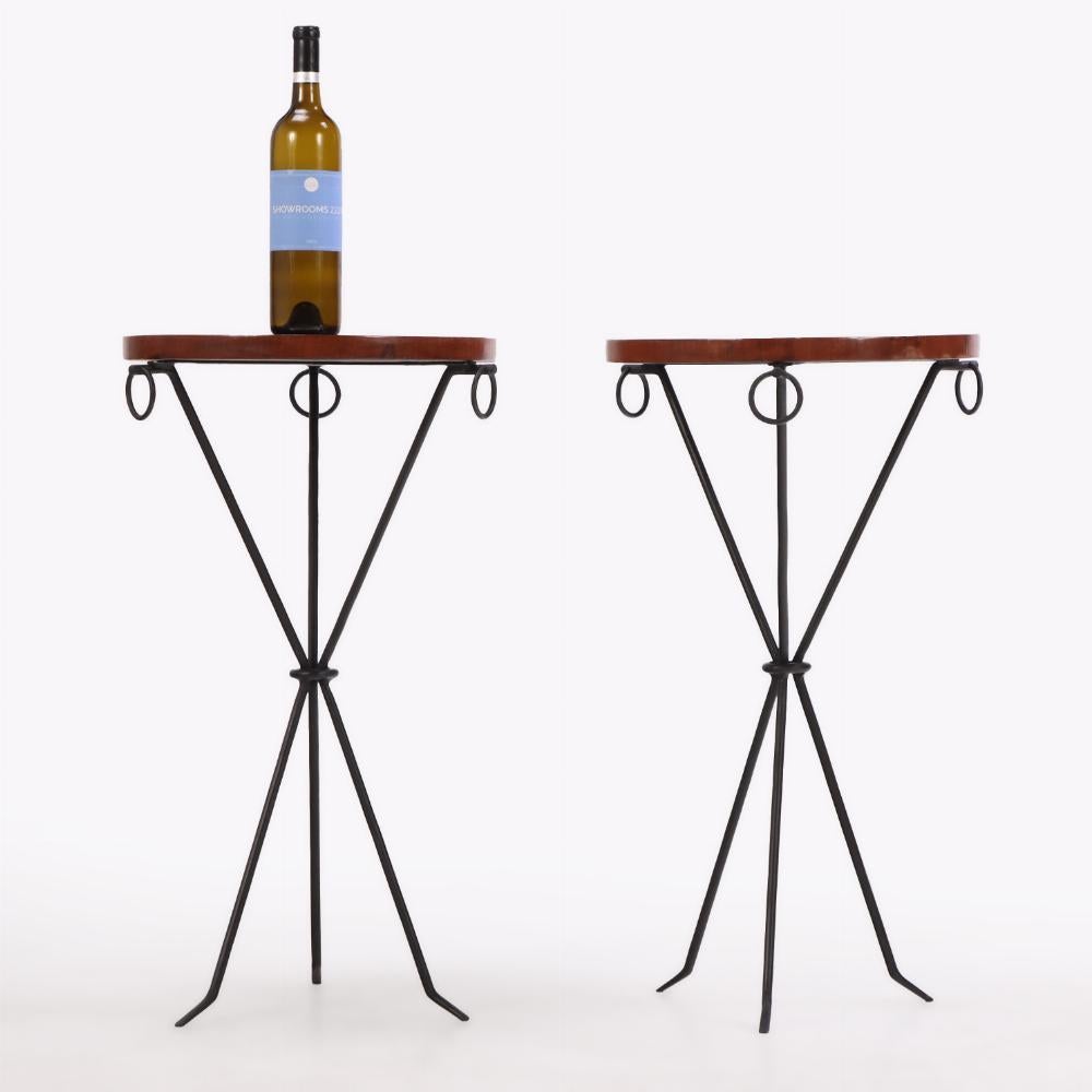 Mid-Century Modern Paire de tables à boissons en fer et en acajou à la manière de Jean-Michel Frank. en vente