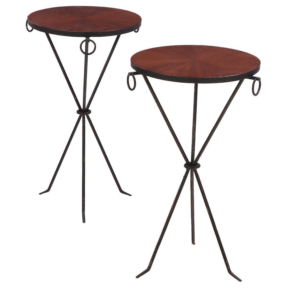 Argentin Paire de tables à boissons en fer et en acajou à la manière de Jean-Michel Frank. en vente