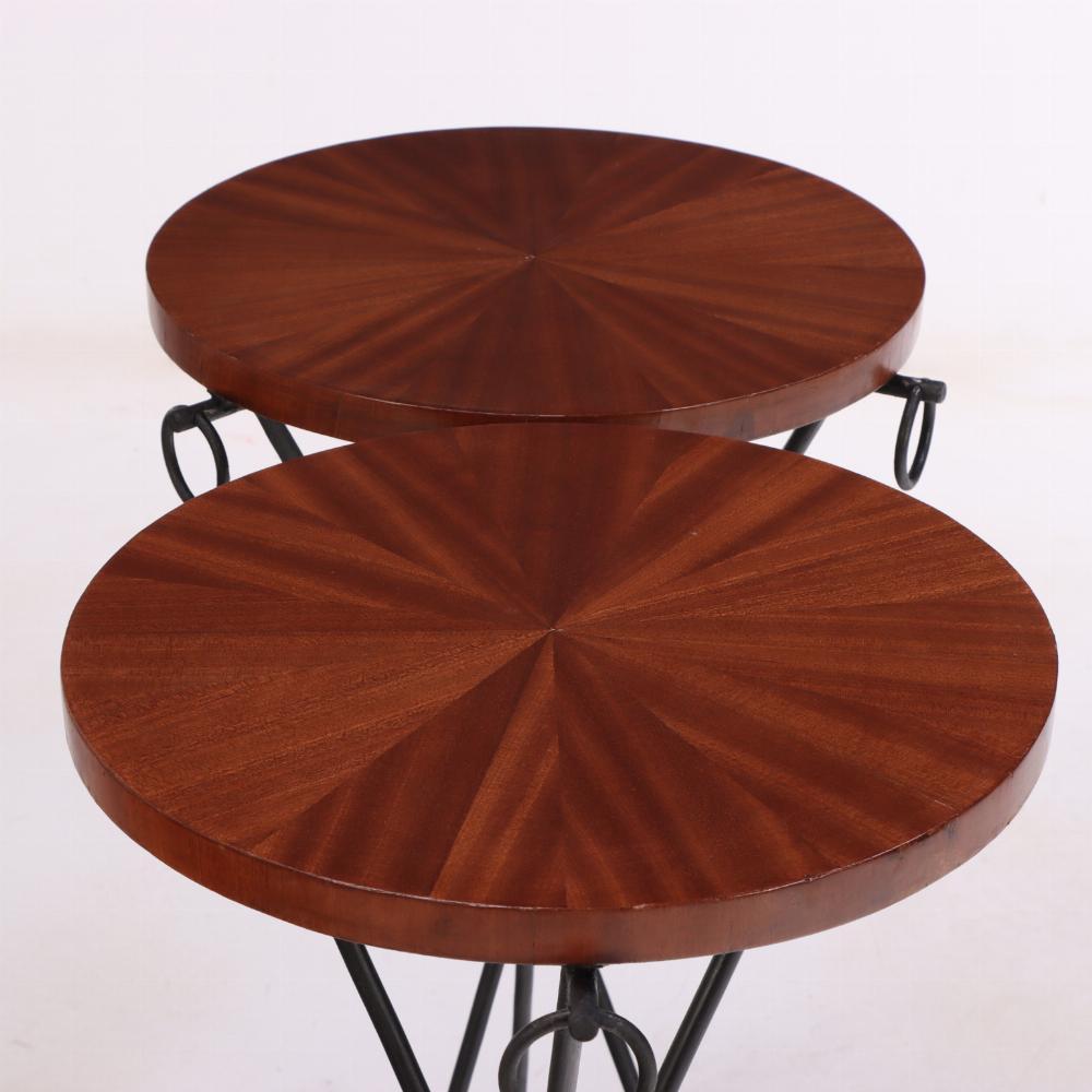 Argentin Paire de tables à boissons en fer et en acajou à la manière de Jean-Michel Frank. en vente