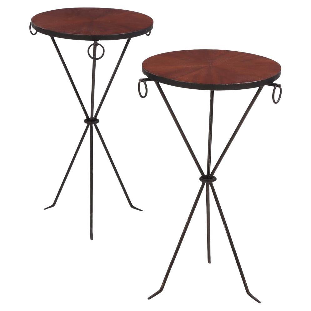 Paire de tables à boissons en fer et en acajou à la manière de Jean-Michel Frank. en vente