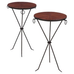 Paire de tables à boissons en fer et en acajou à la manière de Jean-Michel Frank.