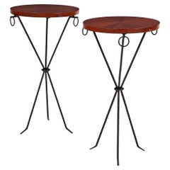 Paire de tables à boissons en fer et en acajou à la manière de Jean-Michel Frank.