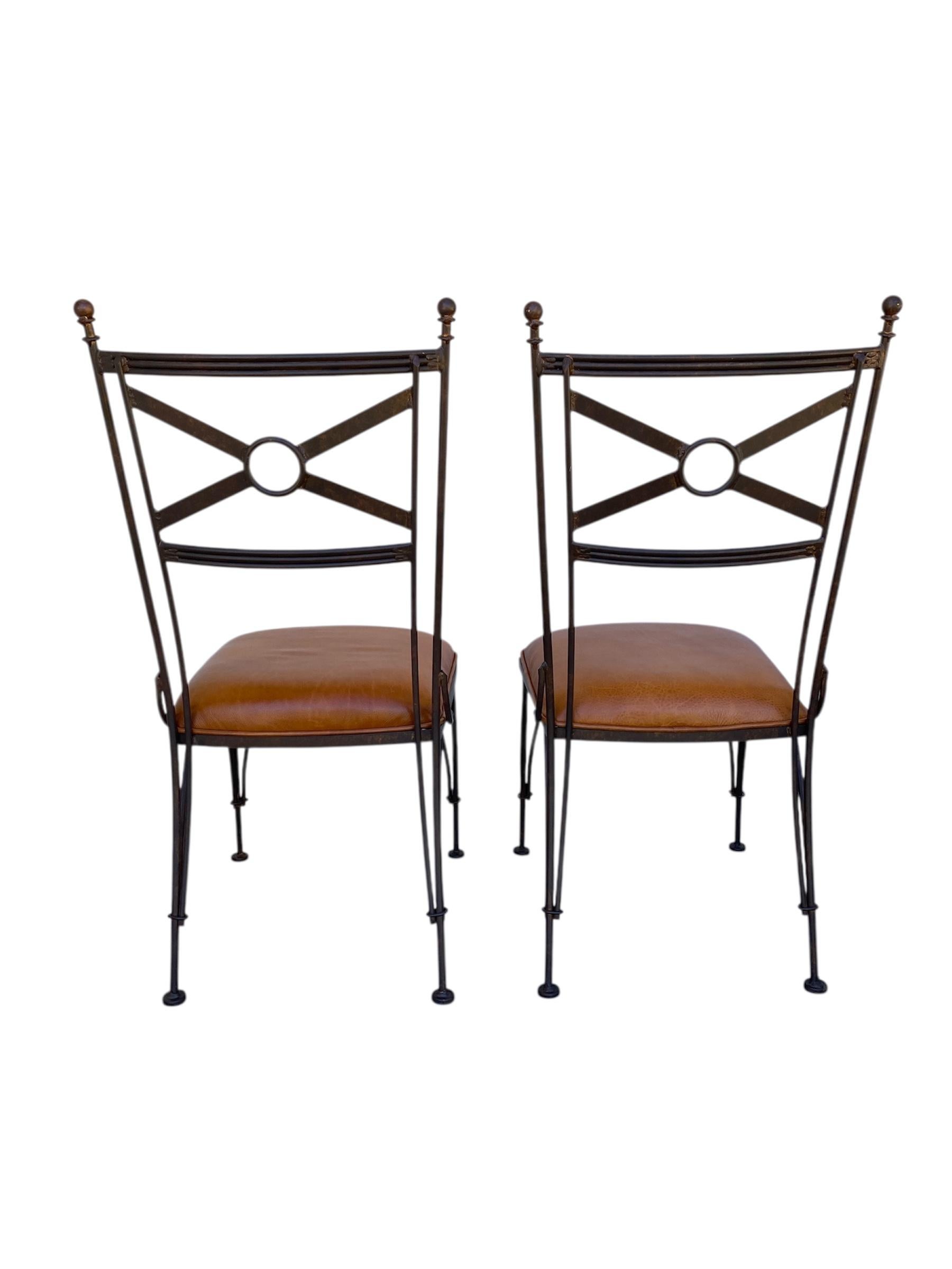 Un par de sillas de hierro y cuero Italiano en venta