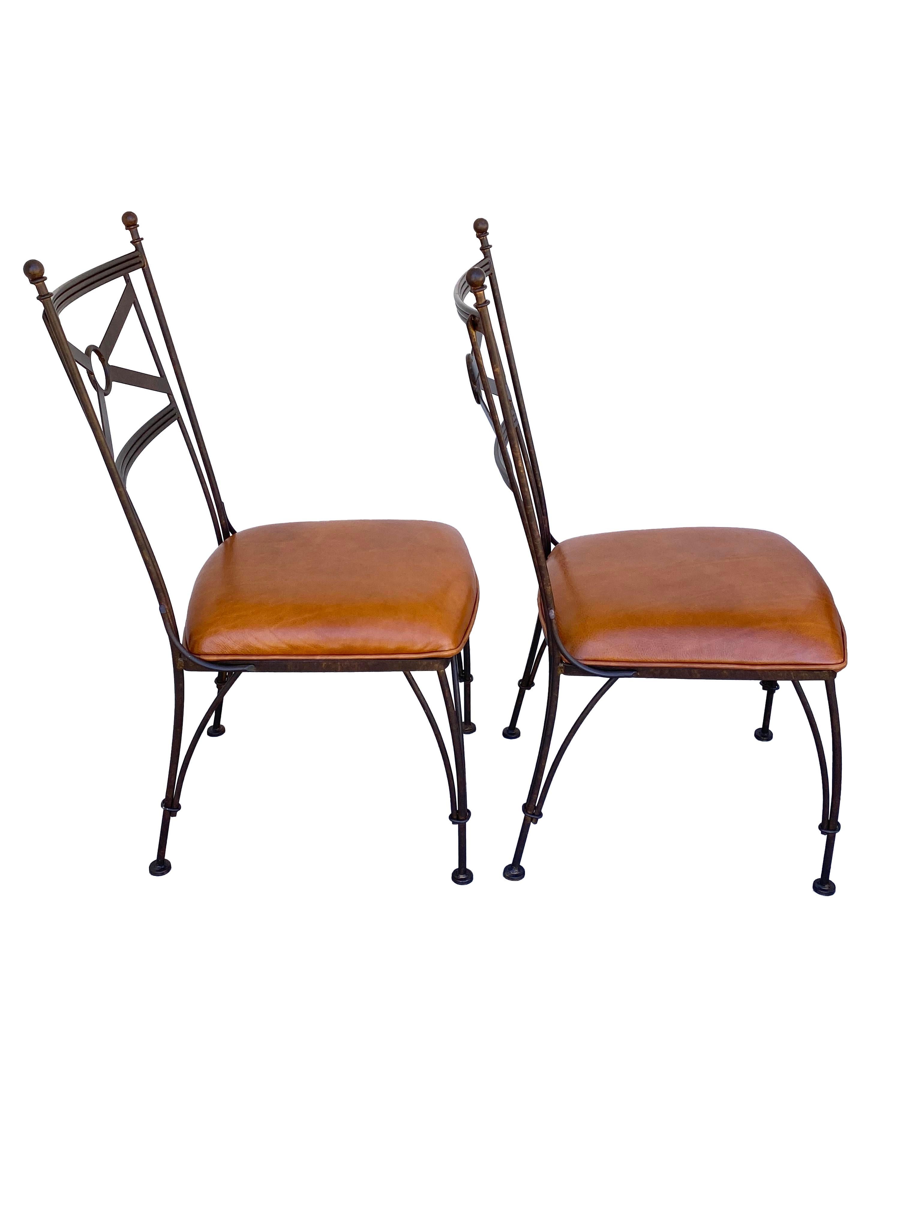 Ein Paar Stühle aus Eisen und Leder (Italienisch)