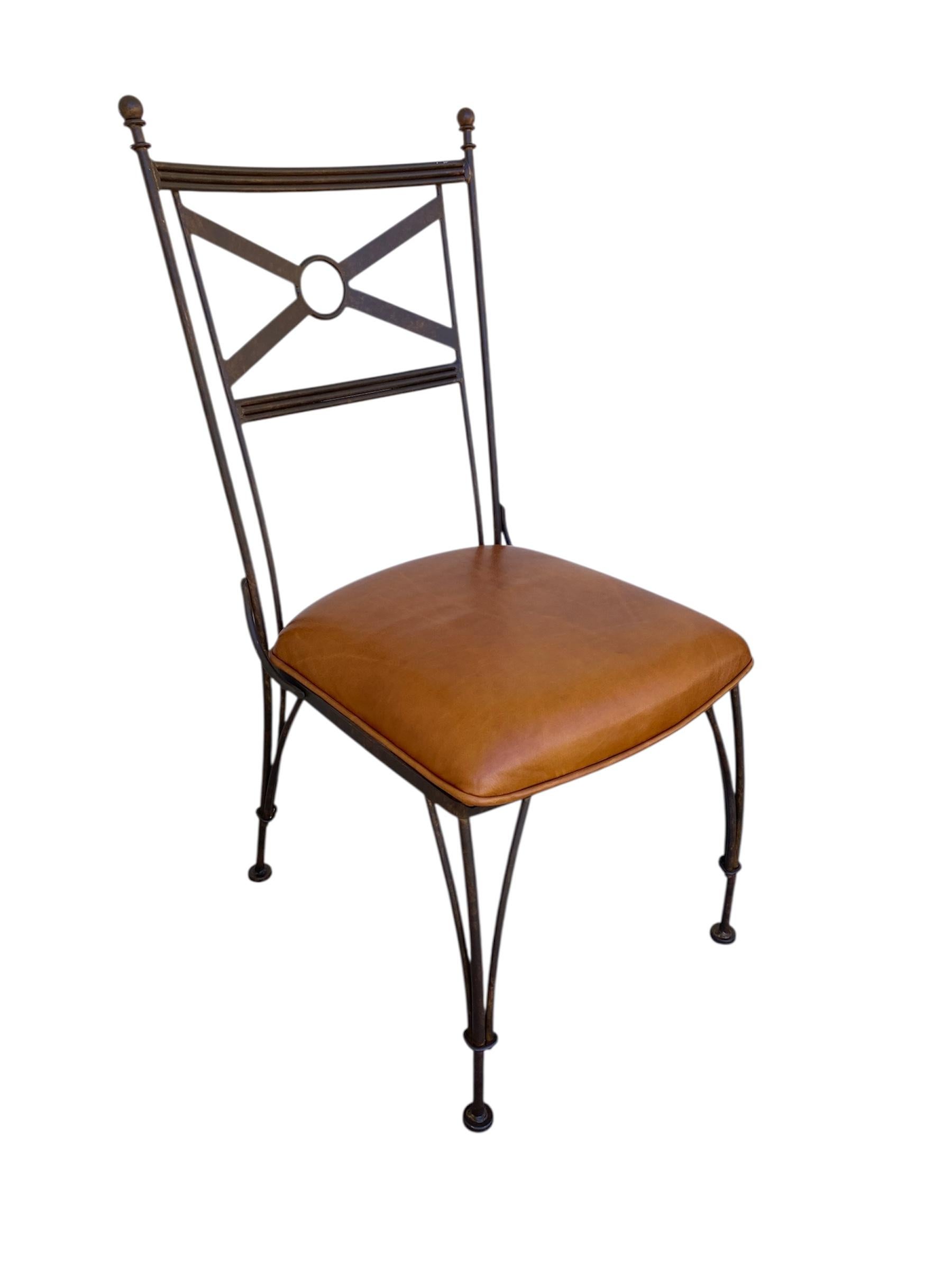 Un par de sillas de hierro y cuero en Bueno estado para la venta en Scottsdale, AZ