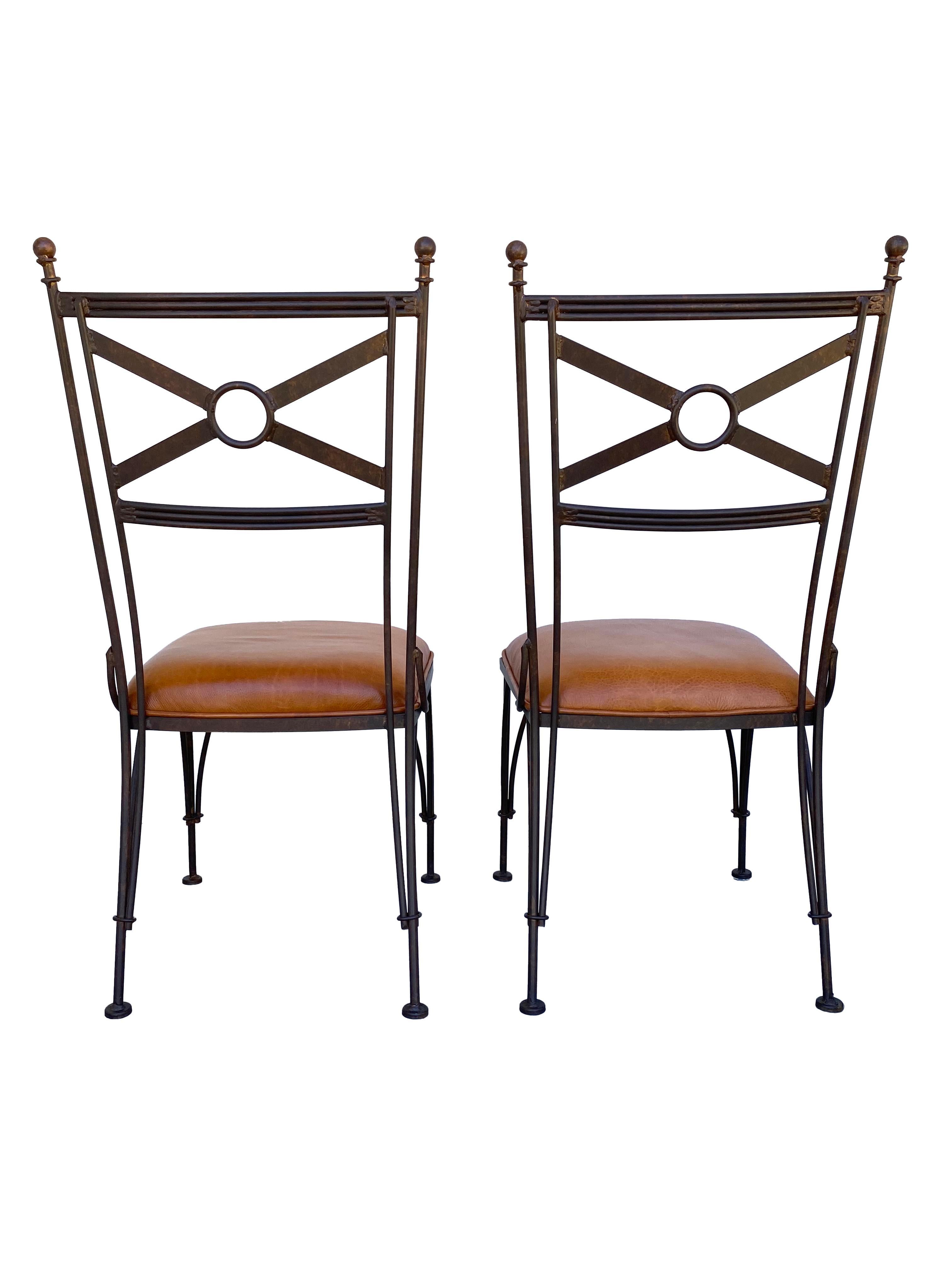 Ein Paar Stühle aus Eisen und Leder im Zustand „Gut“ in Scottsdale, AZ