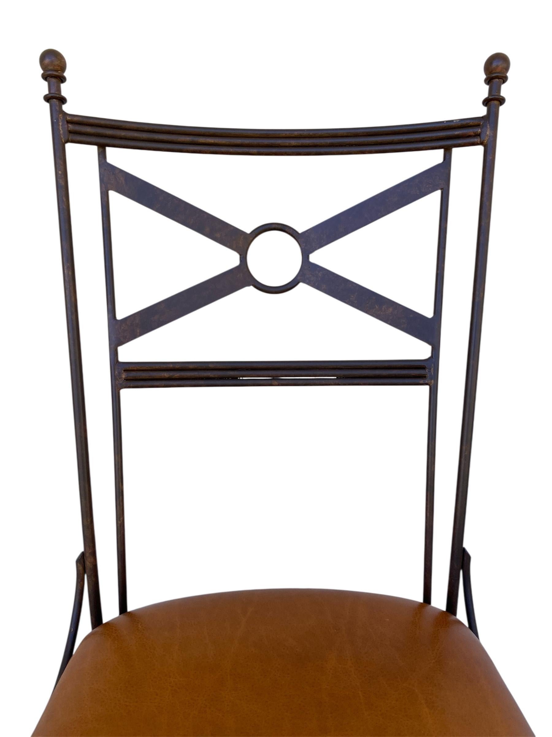 Un par de sillas de hierro y cuero siglo XX en venta