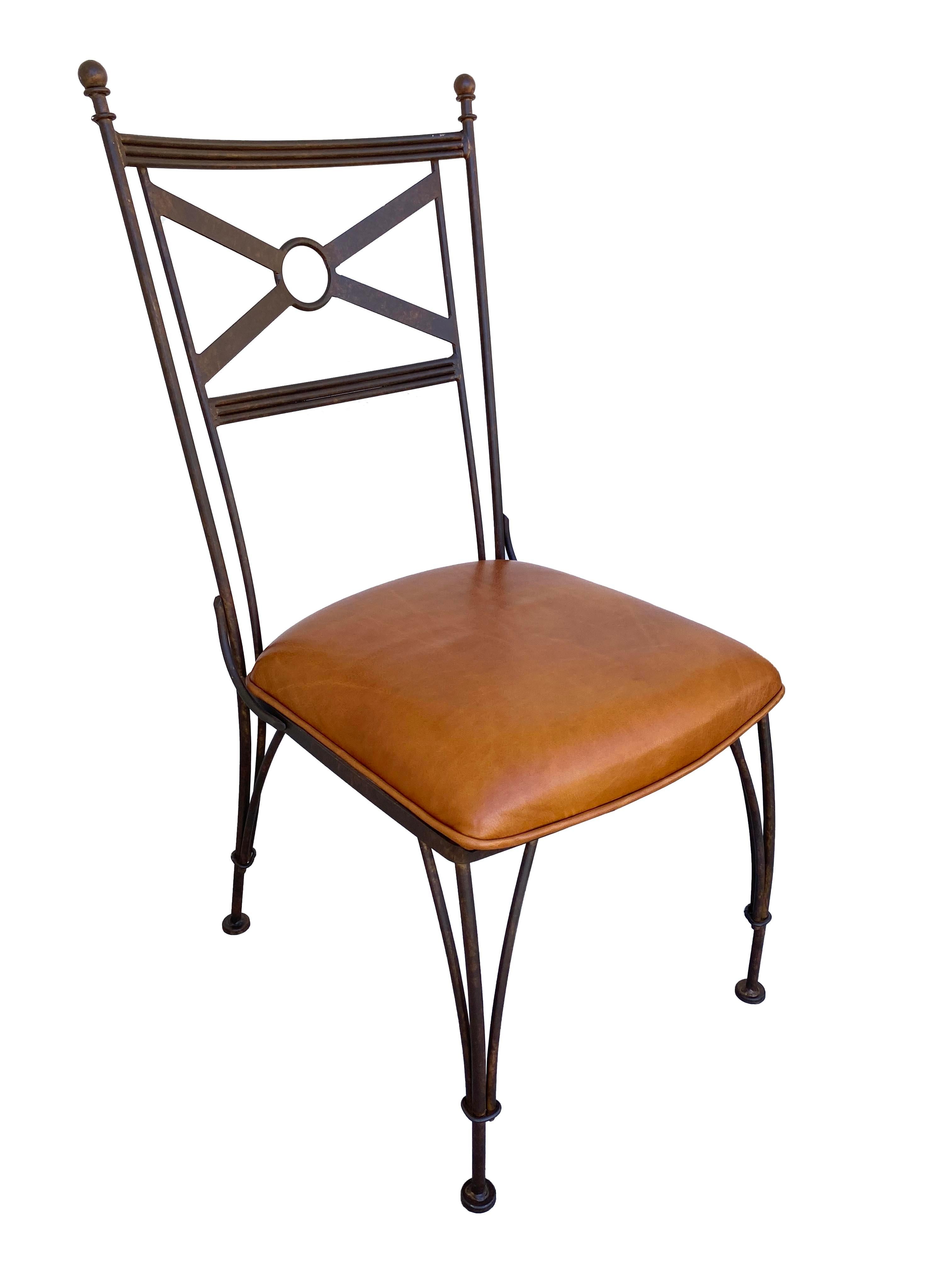 Ein Paar Stühle aus Eisen und Leder (20. Jahrhundert)