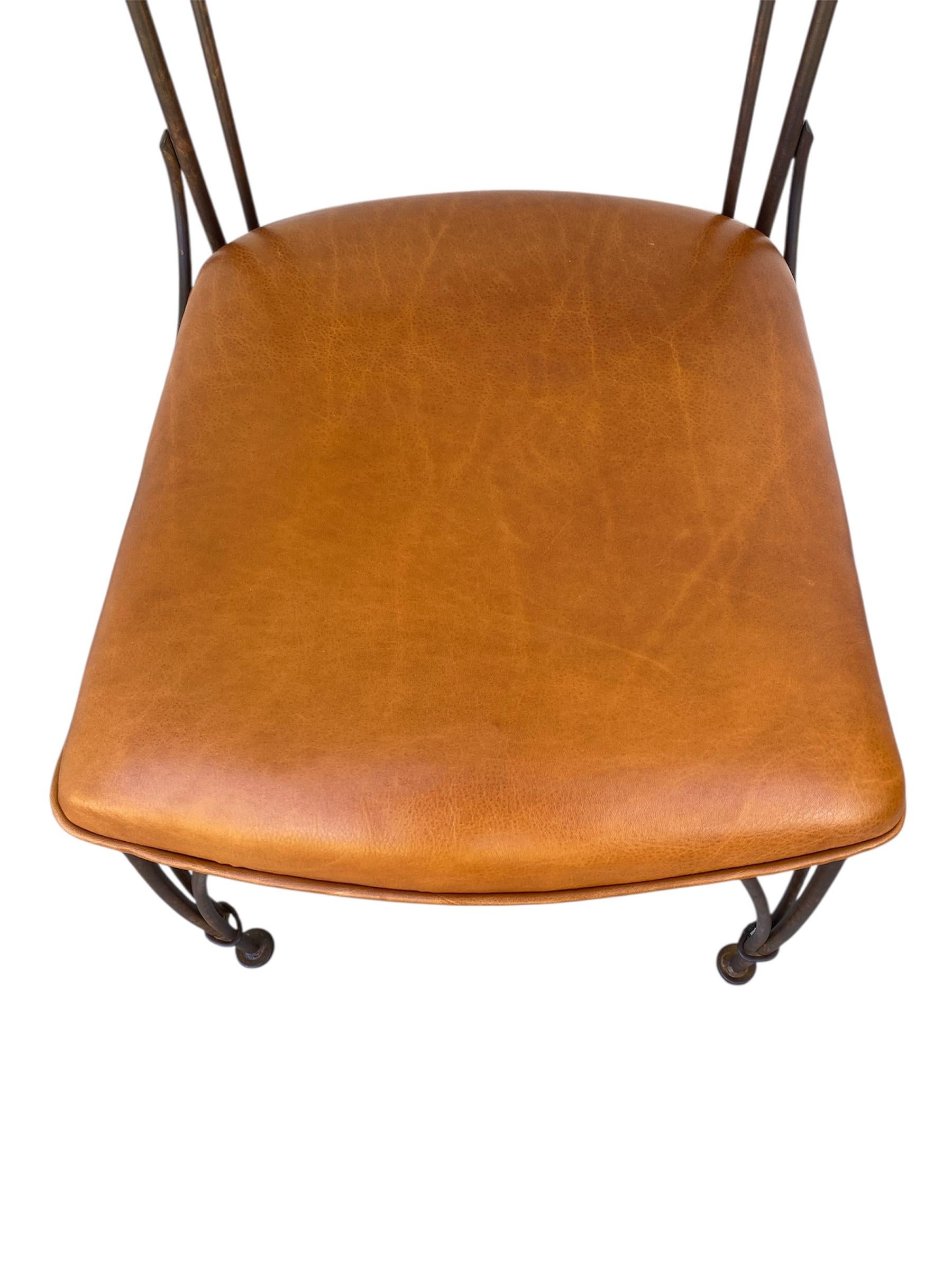 Un par de sillas de hierro y cuero Cuero en venta