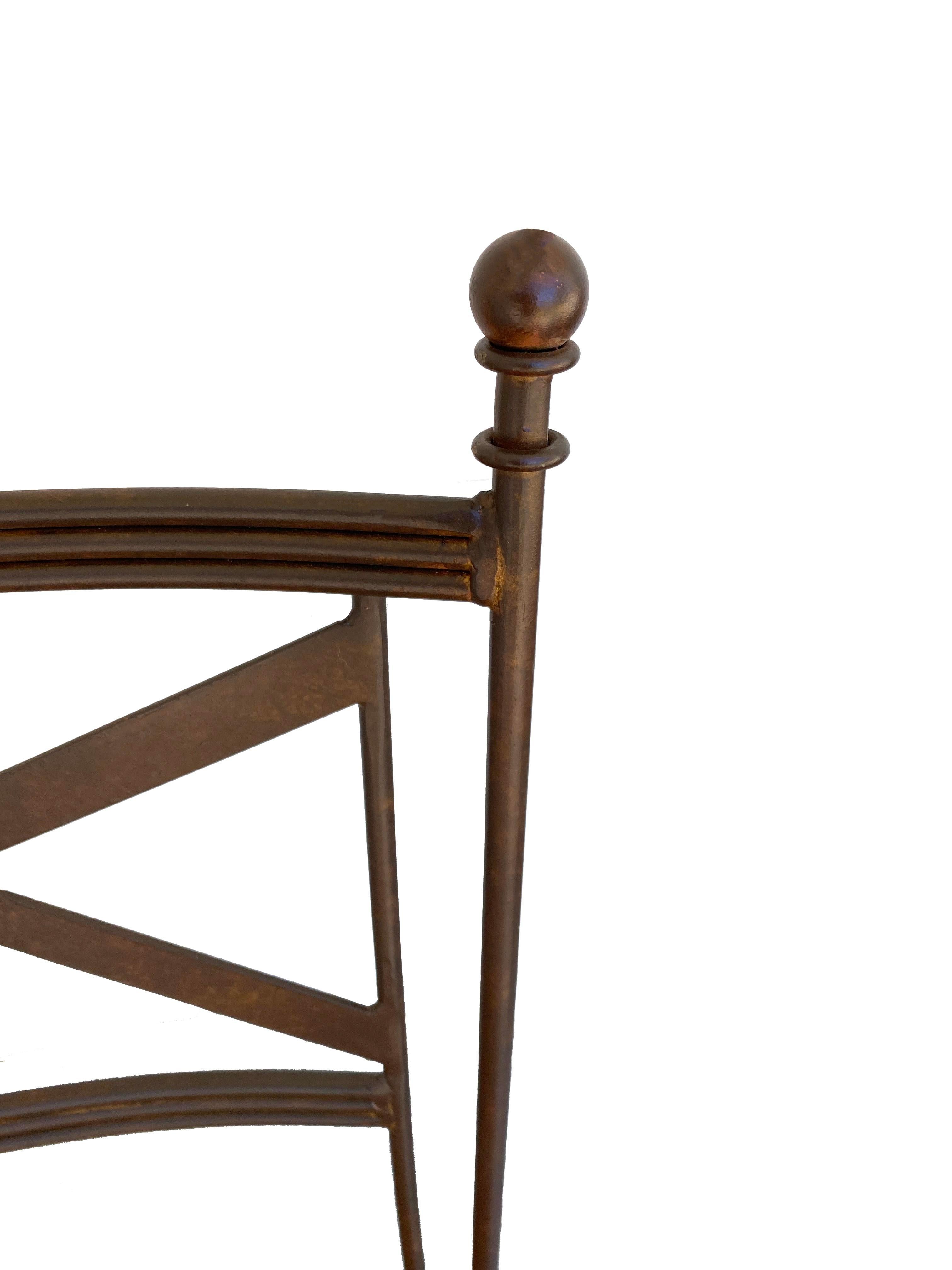 Ein Paar Stühle aus Eisen und Leder 1