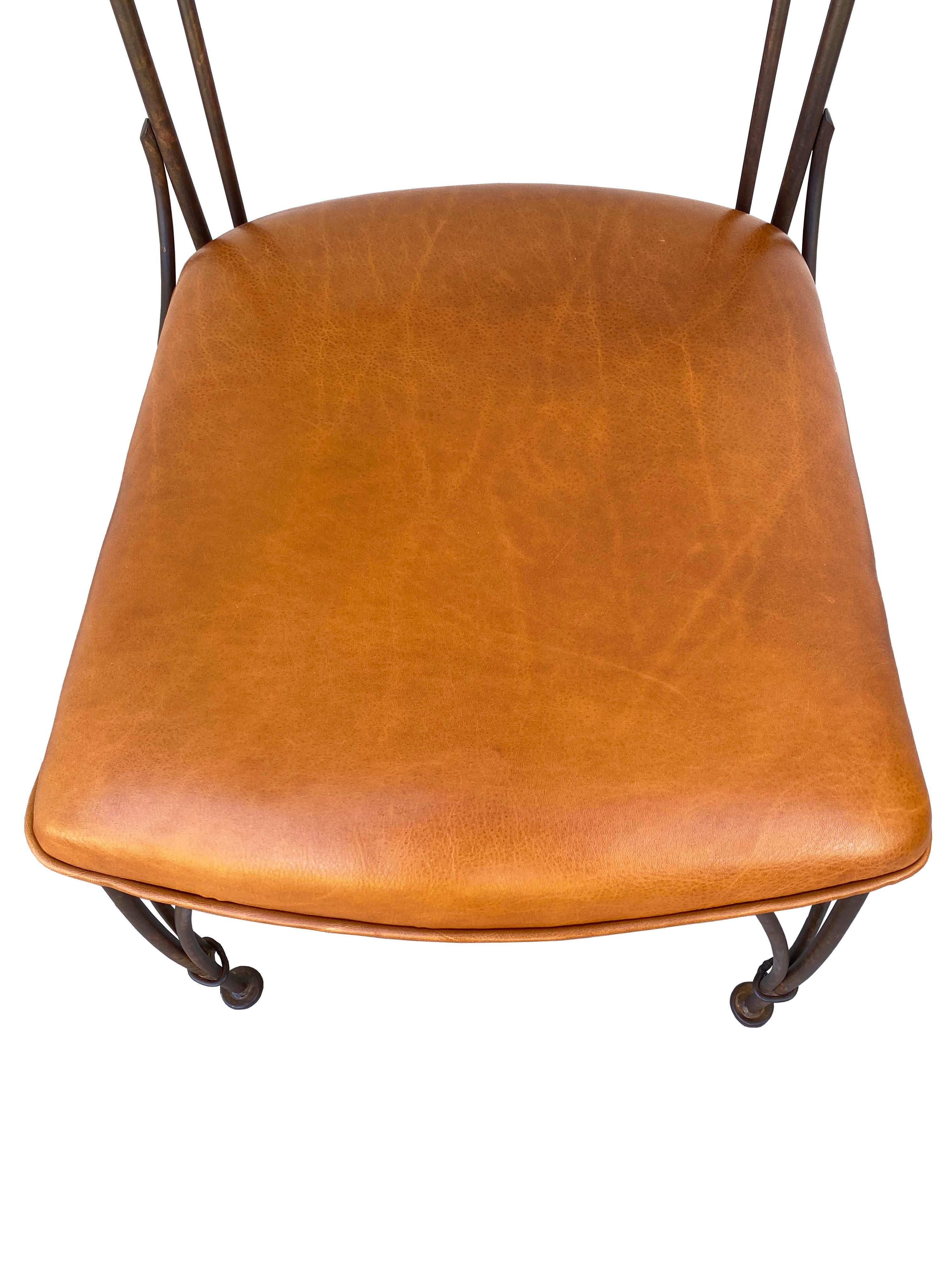 Ein Paar Stühle aus Eisen und Leder 2