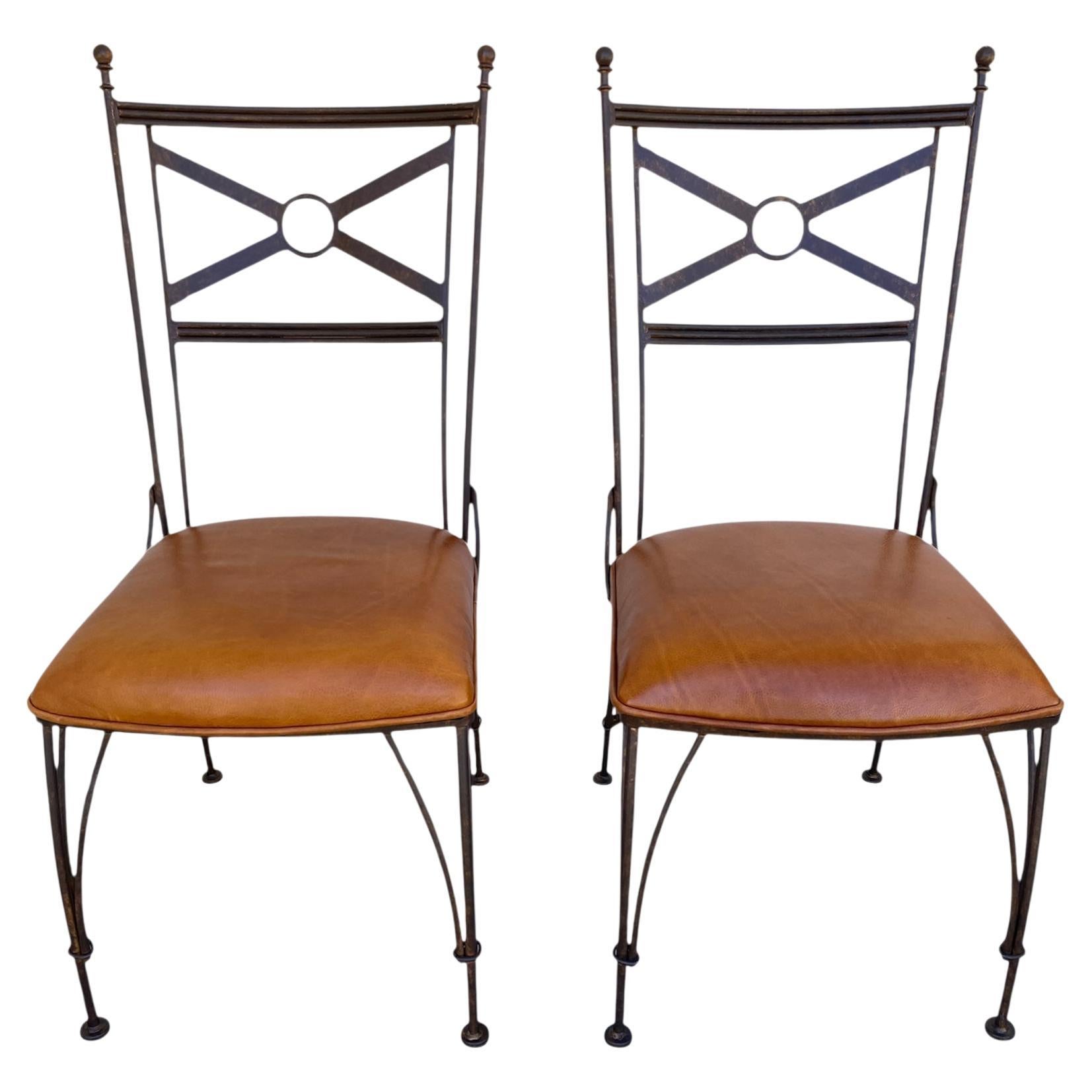 Un par de sillas de hierro y cuero en venta