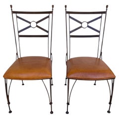 Un par de sillas de hierro y cuero