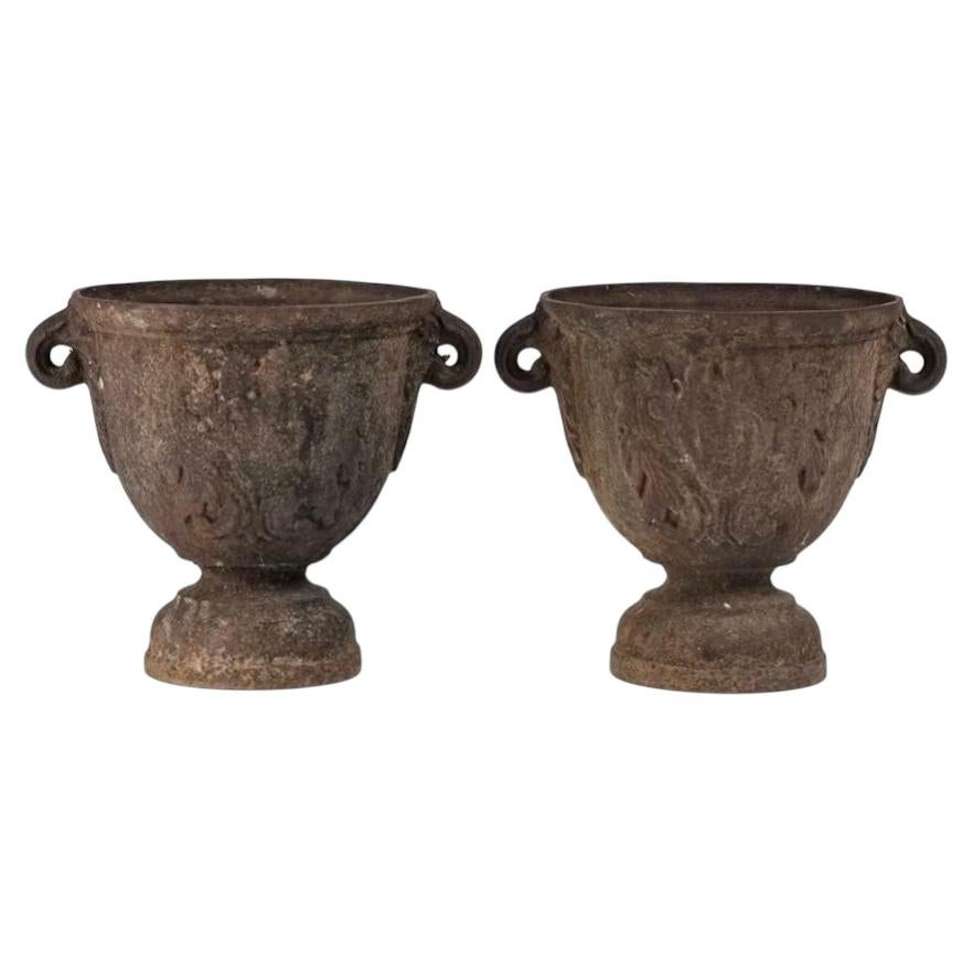 A pair of iron urns. Baroque, Sweden around year 1700.
