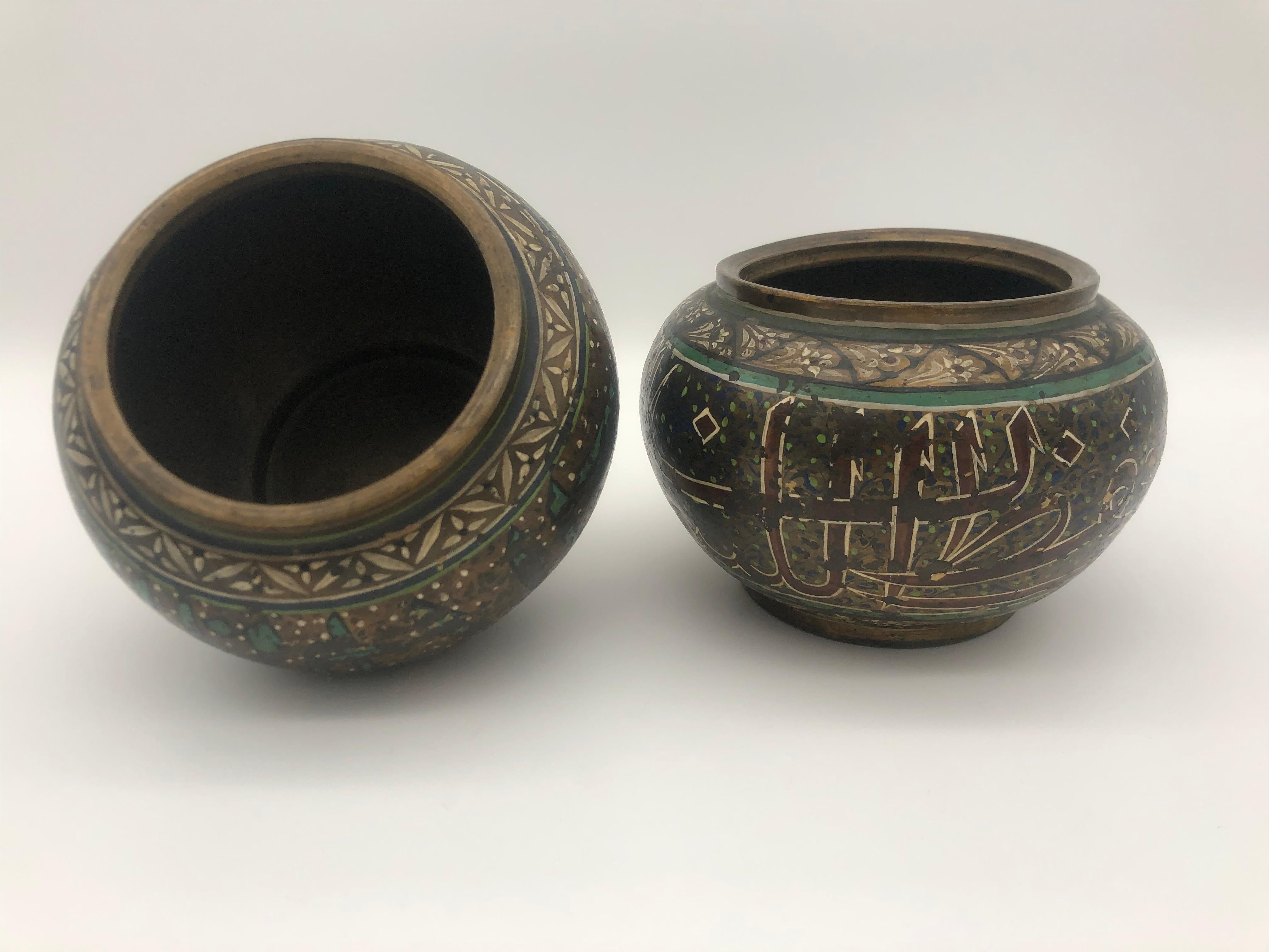 Paar islamische oder Ottomane-Vasen aus handbemaltem Messing, handbemalt (Islamisch) im Angebot