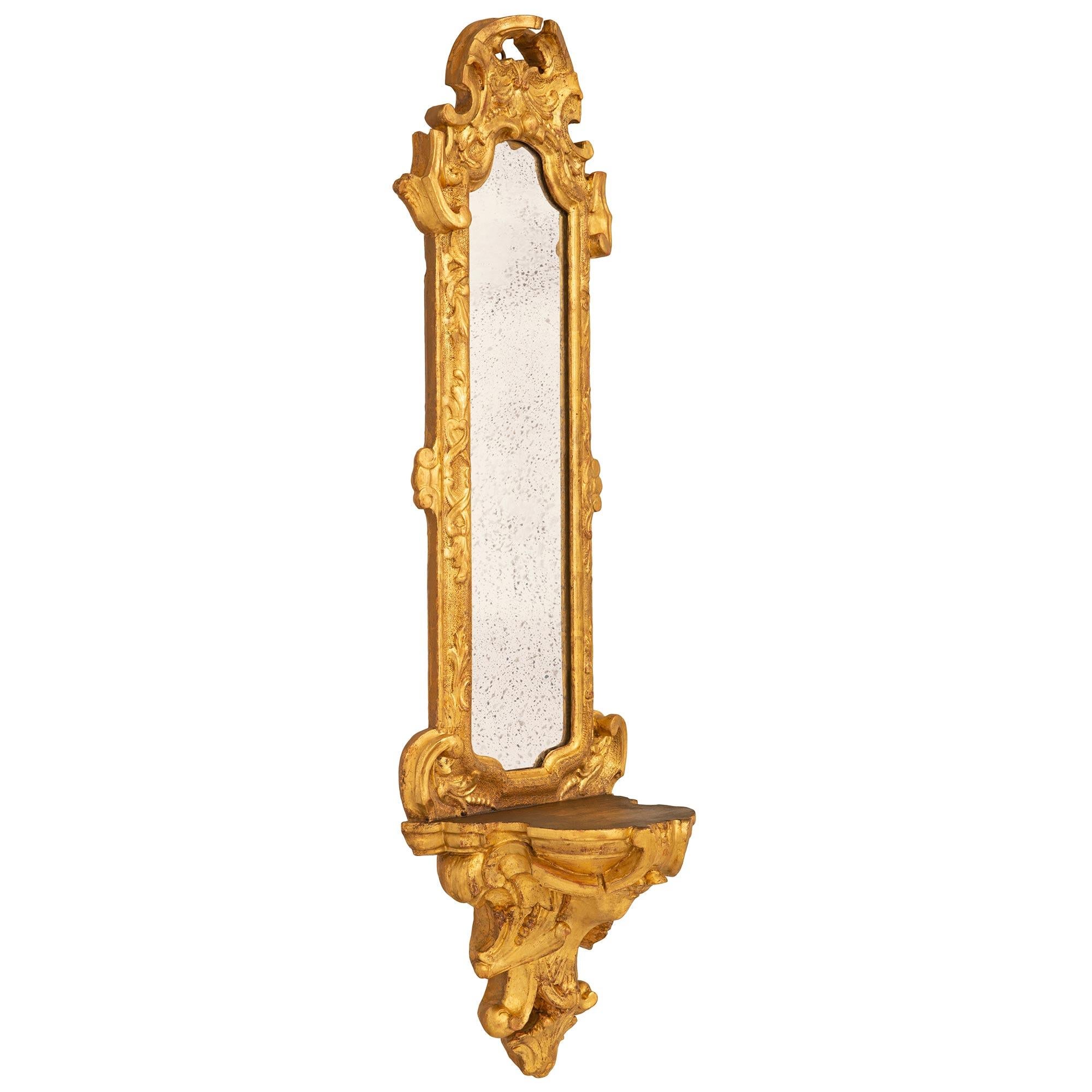 Barocco Coppia di mensole da parete a specchio in legno dorato del XVII secolo. in vendita