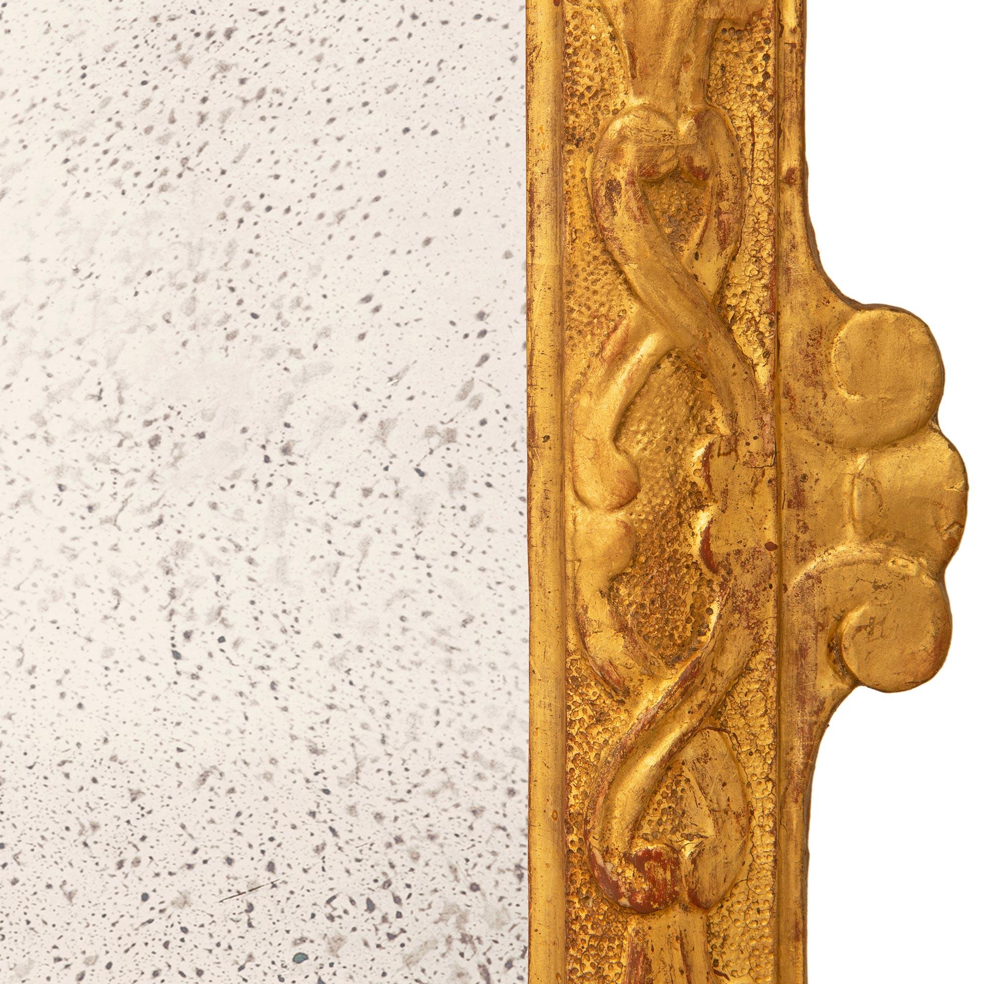 Fino al XVIII secolo Coppia di mensole da parete a specchio in legno dorato del XVII secolo. in vendita