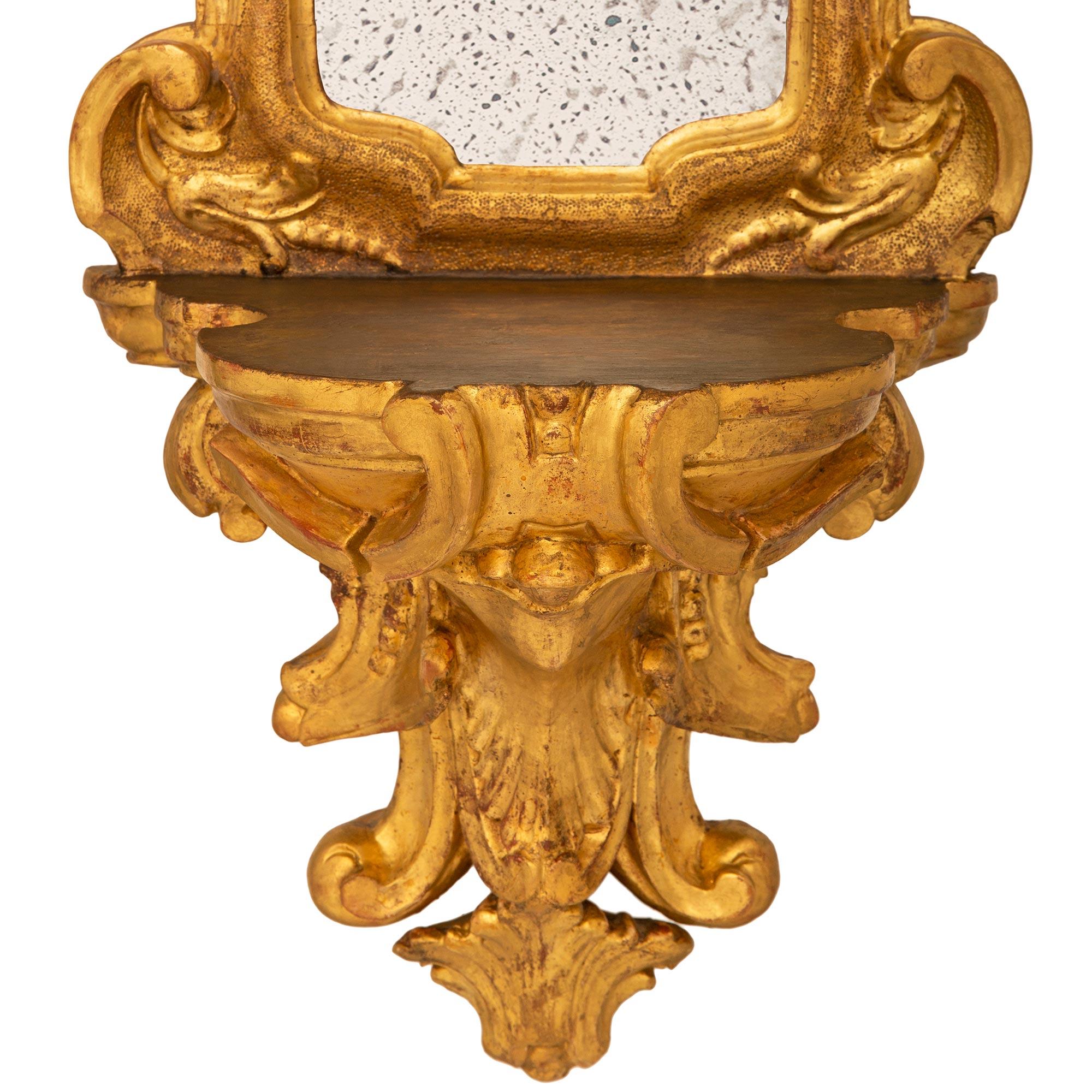 Legno dorato Coppia di mensole da parete a specchio in legno dorato del XVII secolo. in vendita
