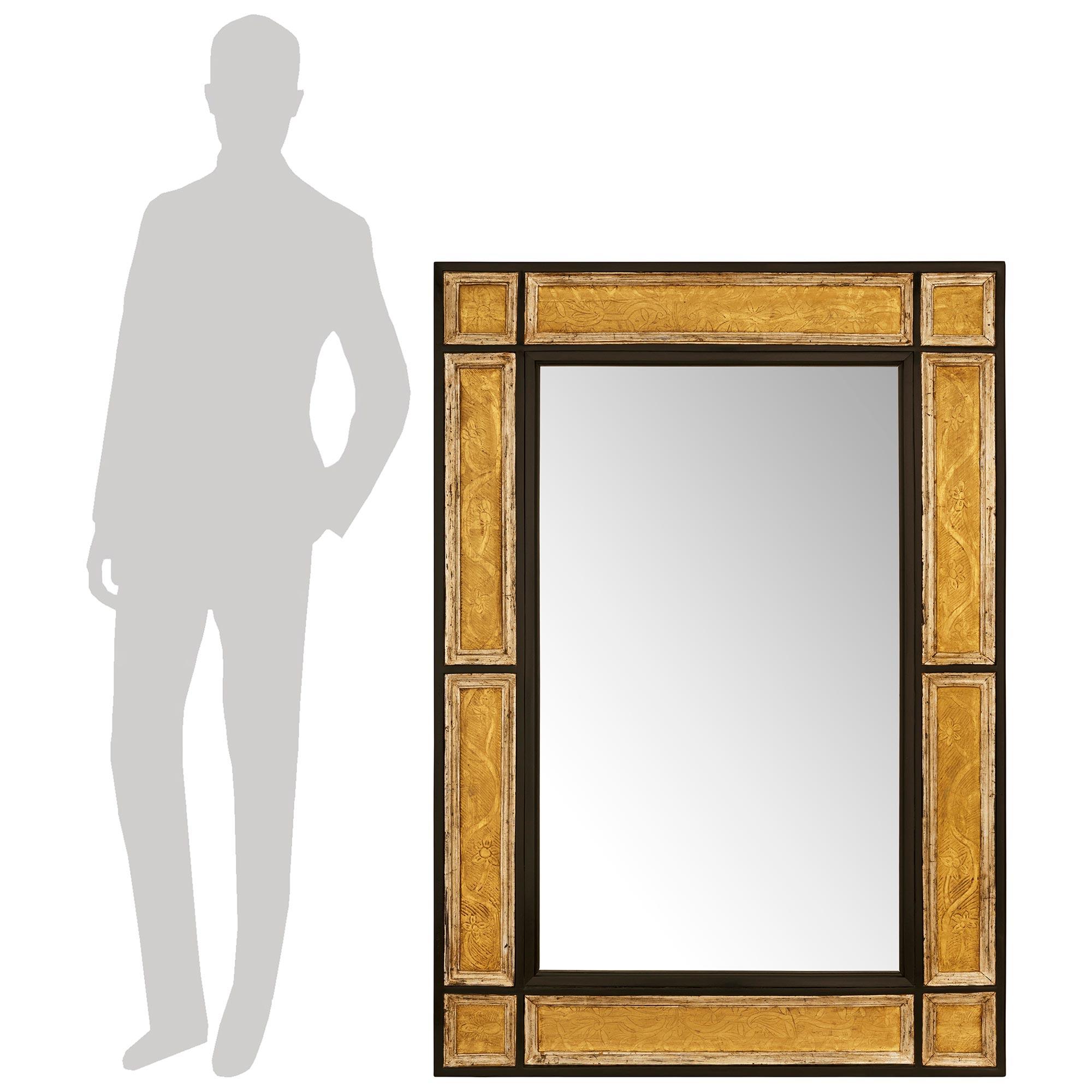 Une paire unique et très décorative de miroirs italiens du début du XVIIIe siècle de la période baroque en bois de fruitier ébonisé, or blanc et bois doré. Chaque superbe miroir rectangulaire est enchâssé dans un épais cadre en bois de fruitier