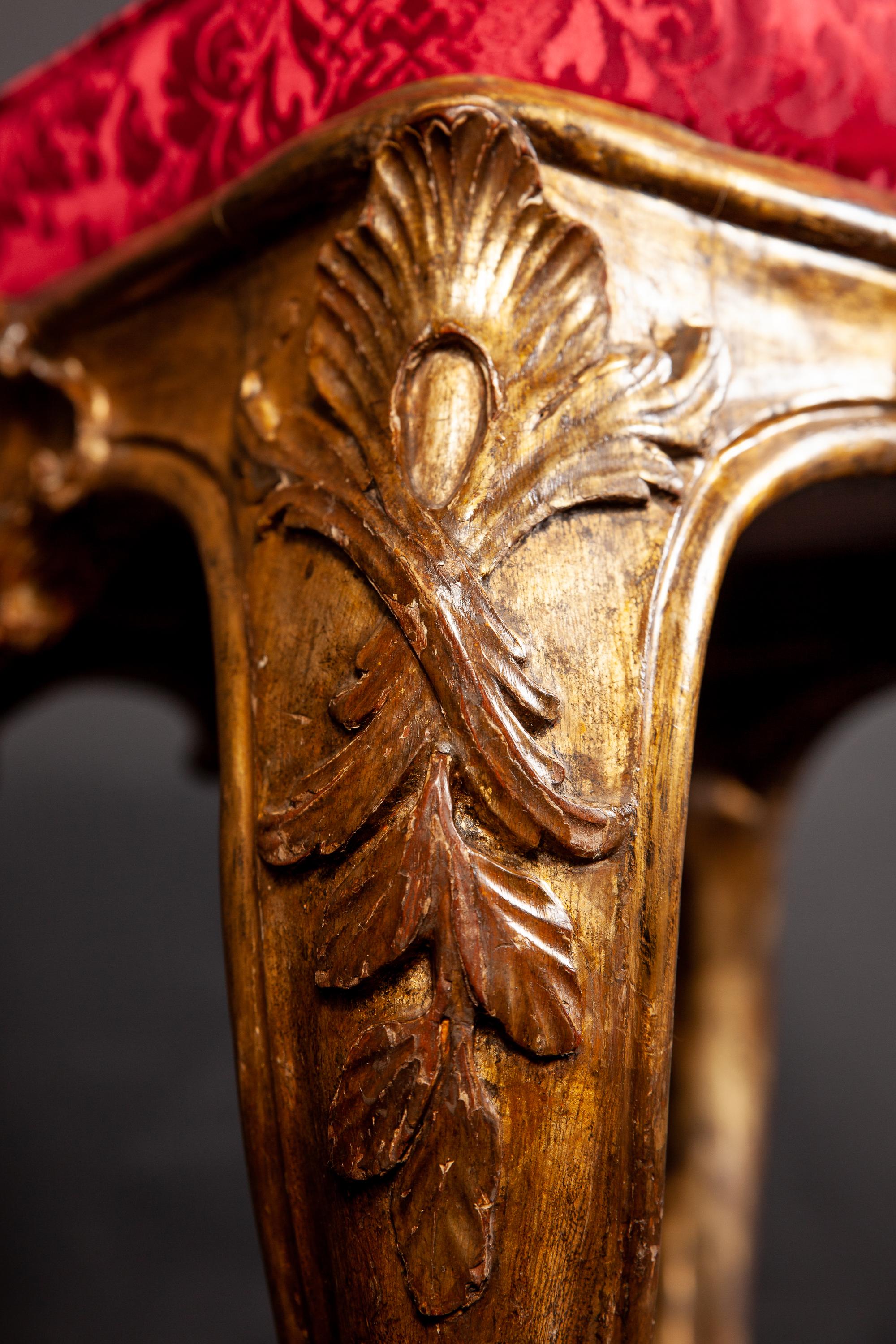 Sculpté à la main Paire de tabourets italiens en bois doré du 18ème siècle Roma, 1750 en vente