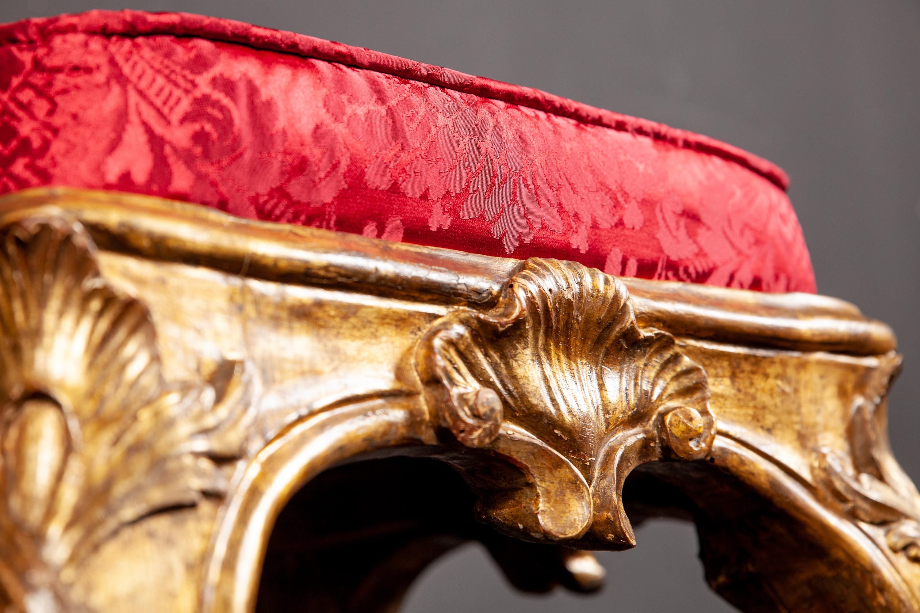 Pair of Italian 18th Century Giltwood Stools Roma, 1750 In Good Condition For Sale In Rome, IT