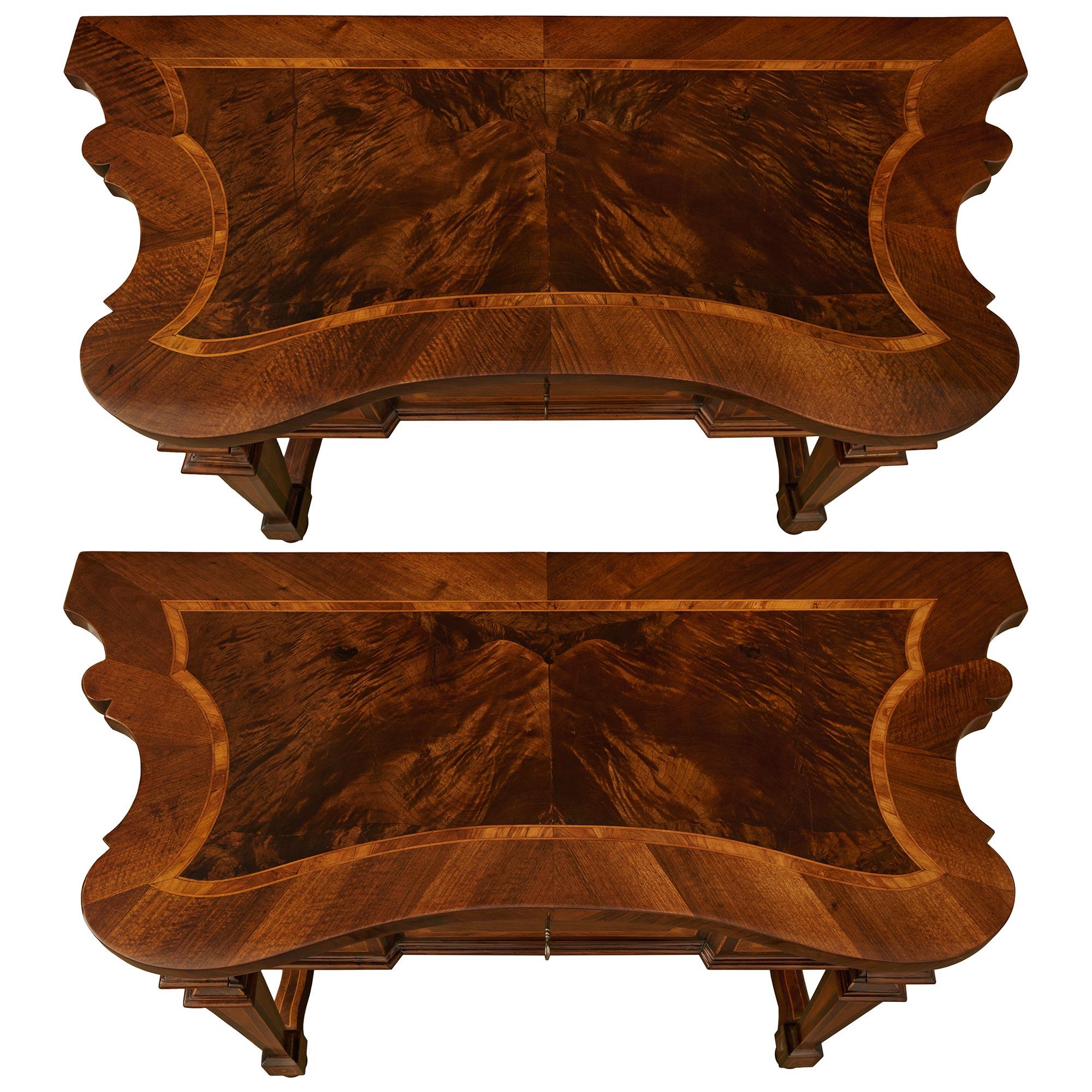 Zwei italienische Konsolen aus Nussbaum und Olivenholz aus der Louis XIV.-Periode des 18. Jahrhunderts im Angebot 6