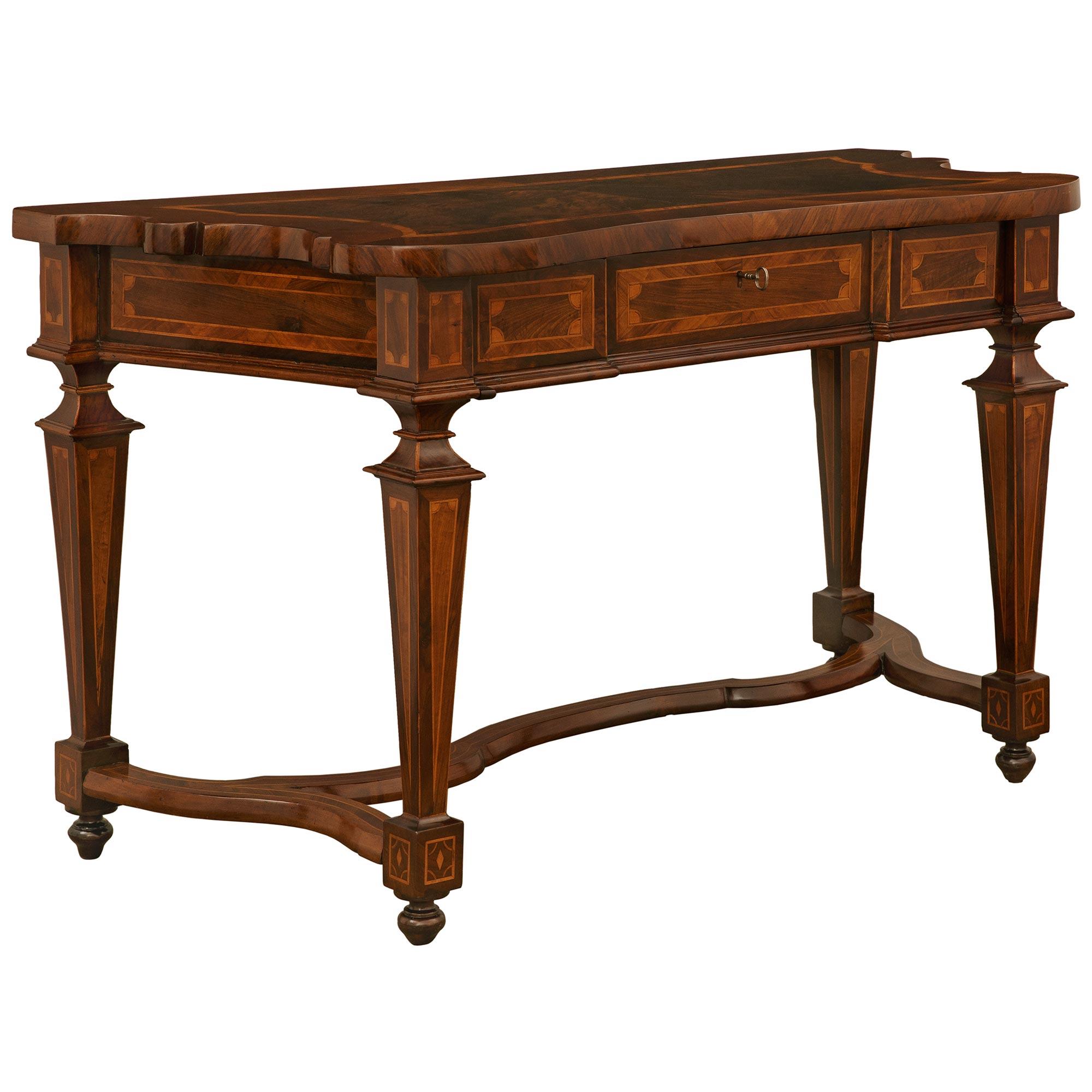Zwei italienische Konsolen aus Nussbaum und Olivenholz aus der Louis XIV.-Periode des 18. Jahrhunderts (Italienisch) im Angebot