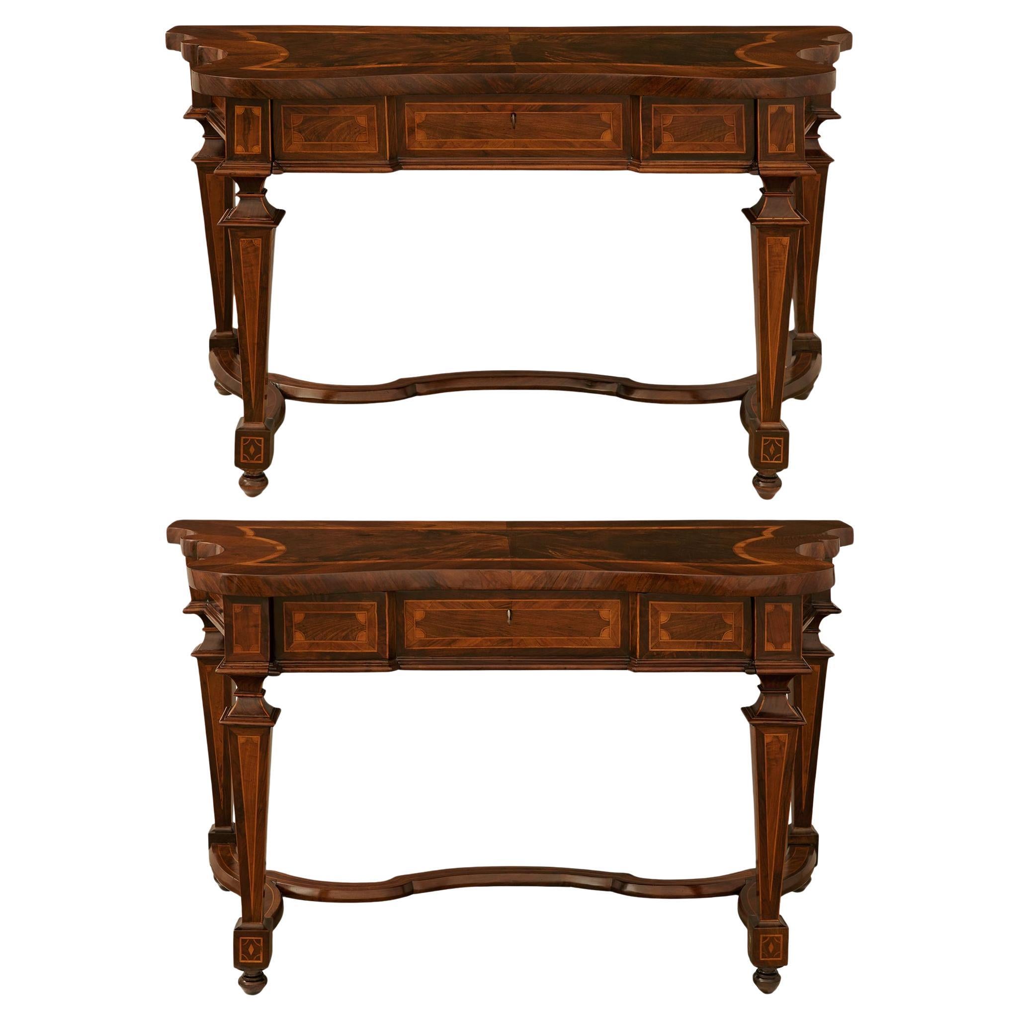 Zwei italienische Konsolen aus Nussbaum und Olivenholz aus der Louis XIV.-Periode des 18. Jahrhunderts im Angebot