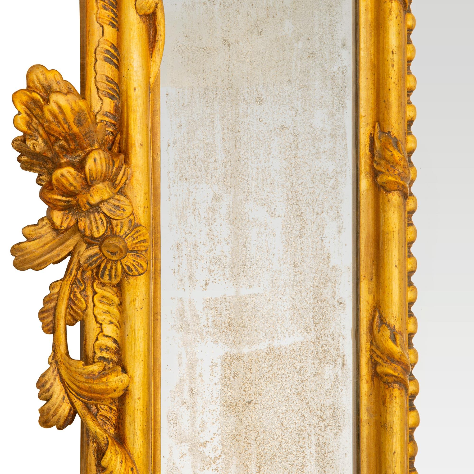 Ein Paar italienische Mekka-Spiegel aus Neapel aus dem 18. Jahrhundert (Louis XV) (Vergoldetes Holz) im Angebot