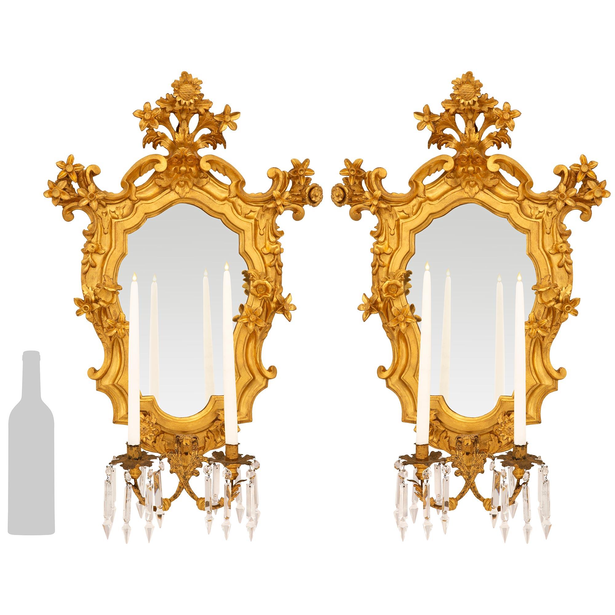 Ein sensationelles und hochwertiges Paar italienische Louis XV st. Giltwood, vergoldetes Metall und Kristall verspiegelte Wandleuchten aus dem 18. Jede schöne Muschel förmige Leuchte zeigt seine ursprüngliche Spiegelplatten und original Vergoldung,