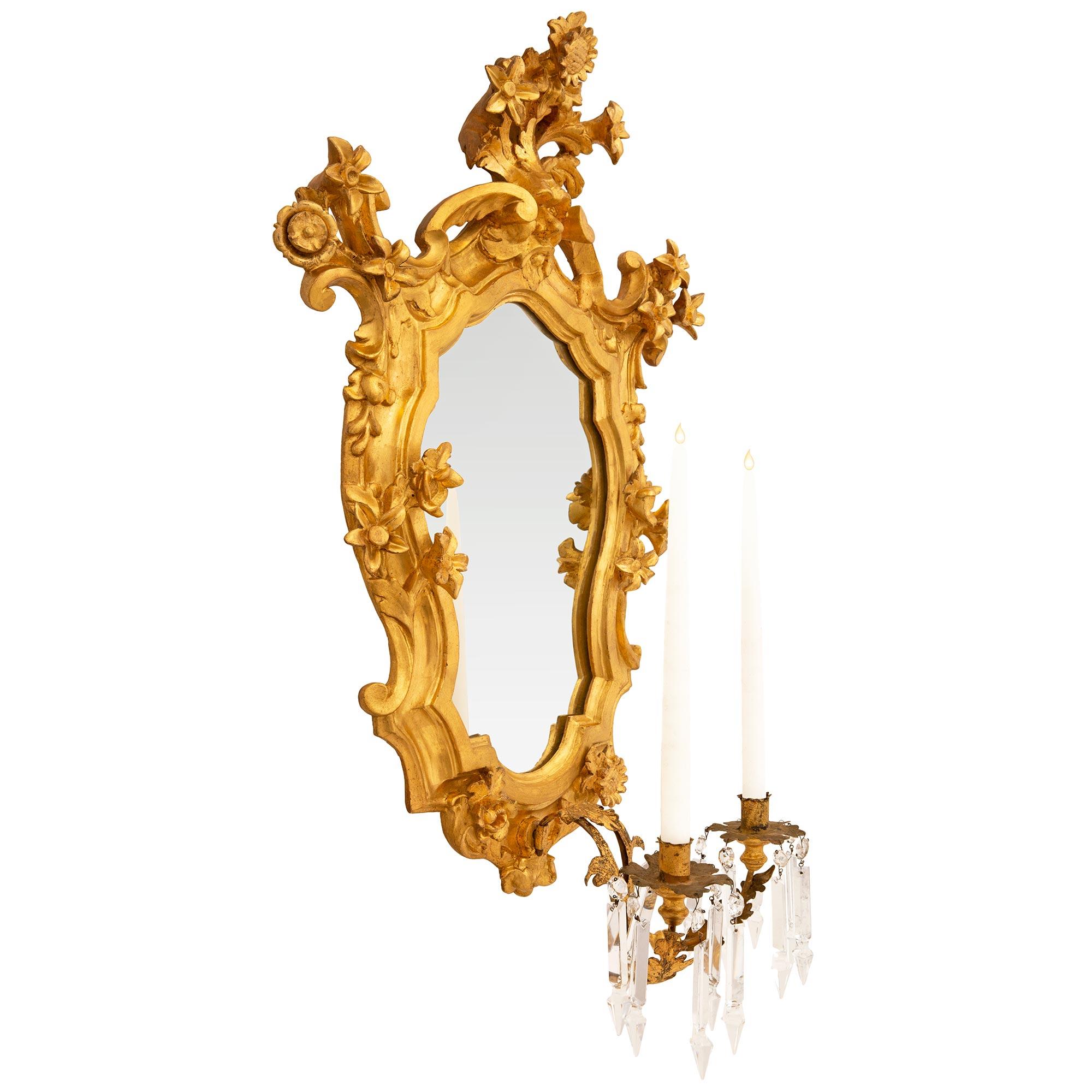 A  Paar italienische Louis XV st Giltwood vergoldetes Metall verspiegelte Wandleuchter aus dem 18. (Louis XV.) im Angebot