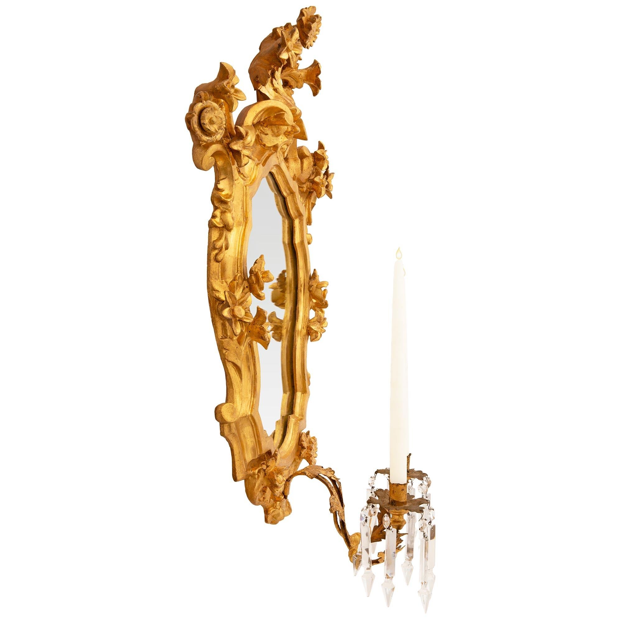 A  Paar italienische Louis XV st Giltwood vergoldetes Metall verspiegelte Wandleuchter aus dem 18. (Italienisch) im Angebot