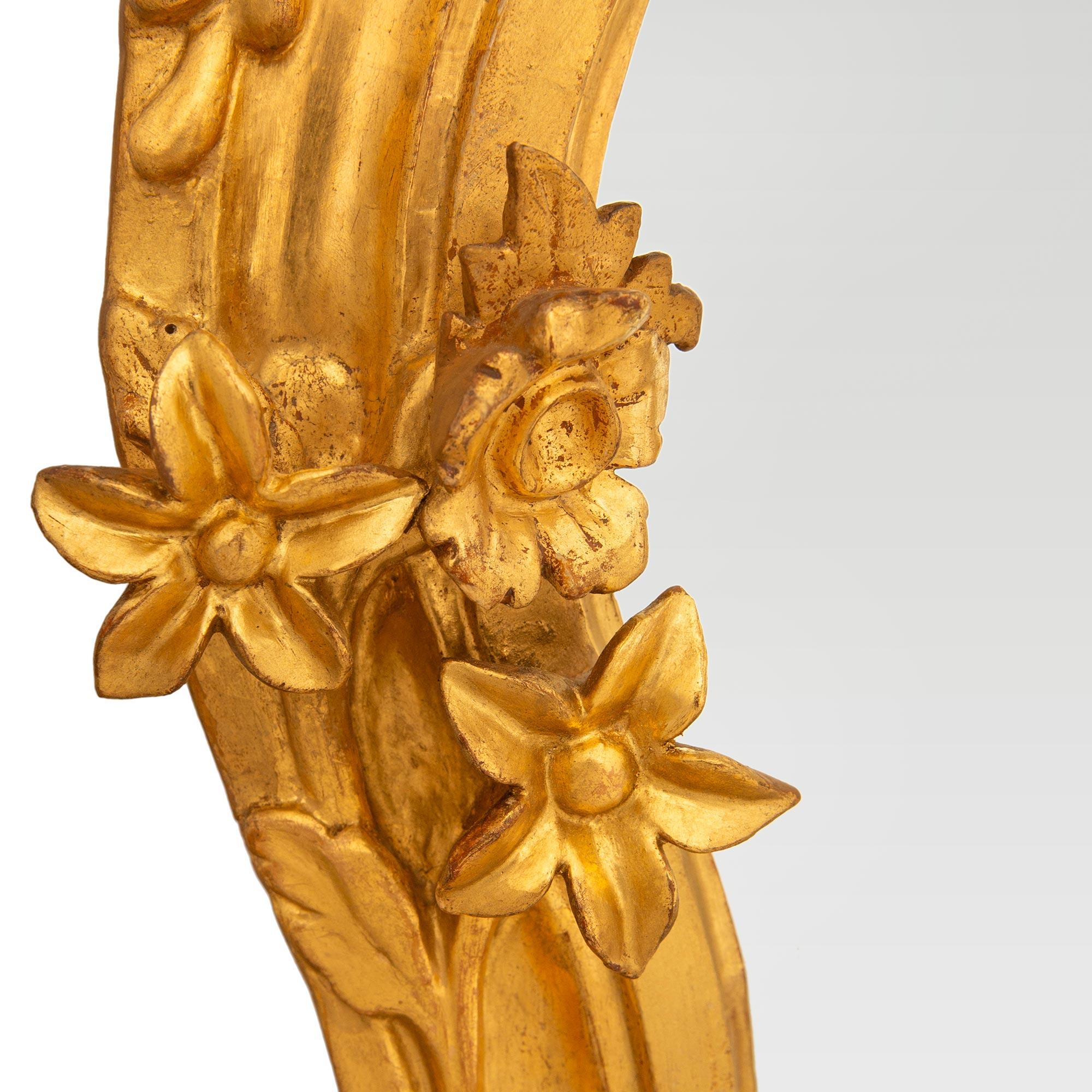 A  Paar italienische Louis XV st Giltwood vergoldetes Metall verspiegelte Wandleuchter aus dem 18. im Zustand „Gut“ im Angebot in West Palm Beach, FL