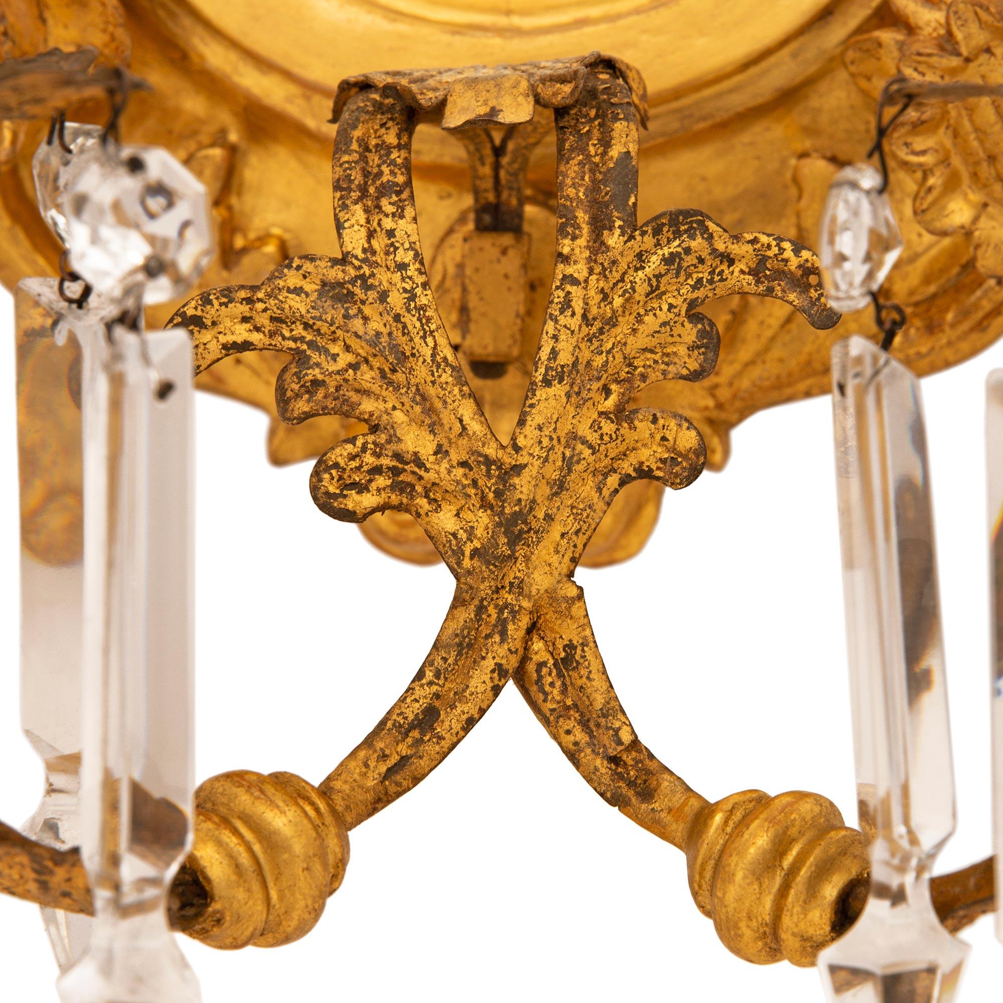 A  Paar italienische Louis XV st Giltwood vergoldetes Metall verspiegelte Wandleuchter aus dem 18. (18. Jahrhundert und früher) im Angebot