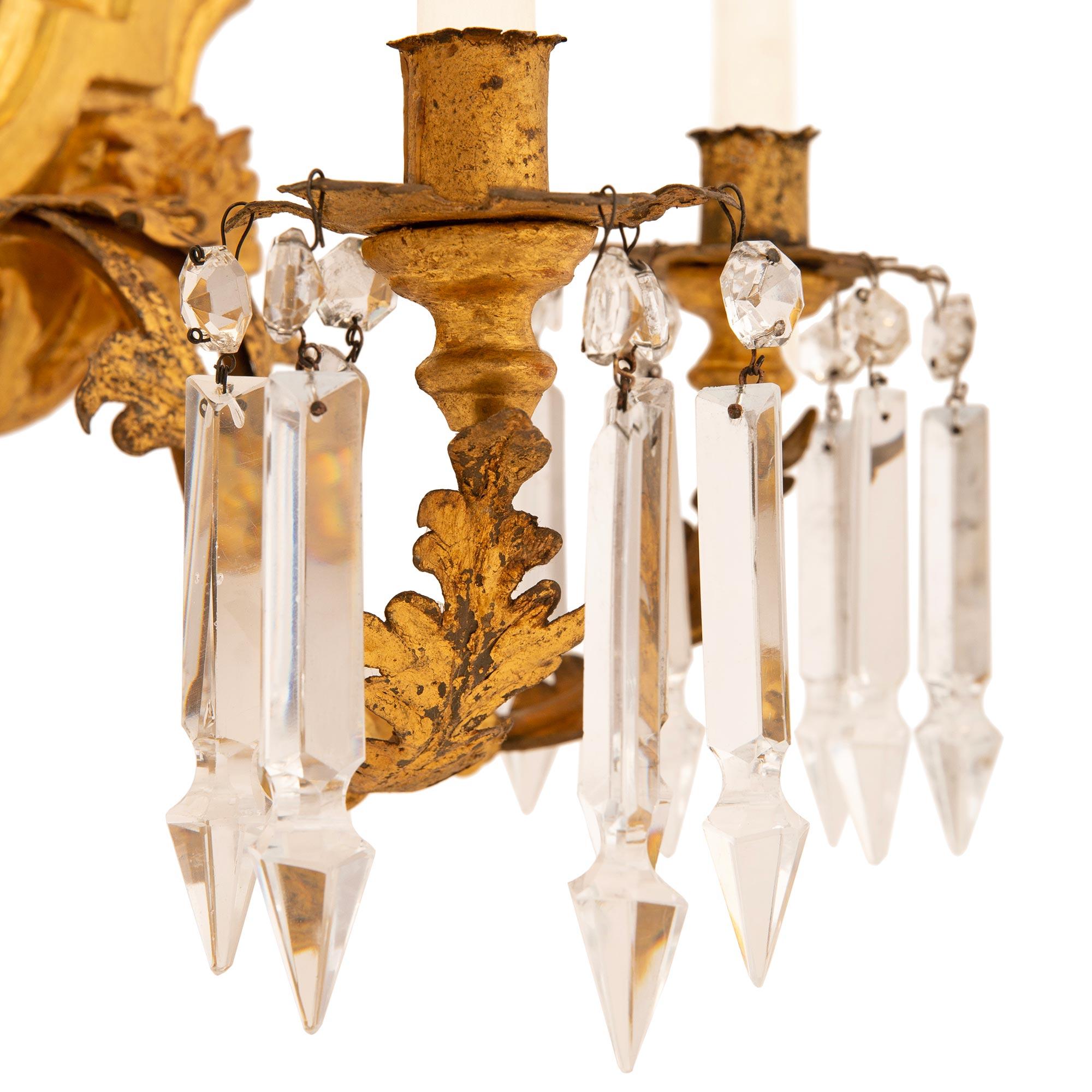 A  Paar italienische Louis XV st Giltwood vergoldetes Metall verspiegelte Wandleuchter aus dem 18. im Angebot 1