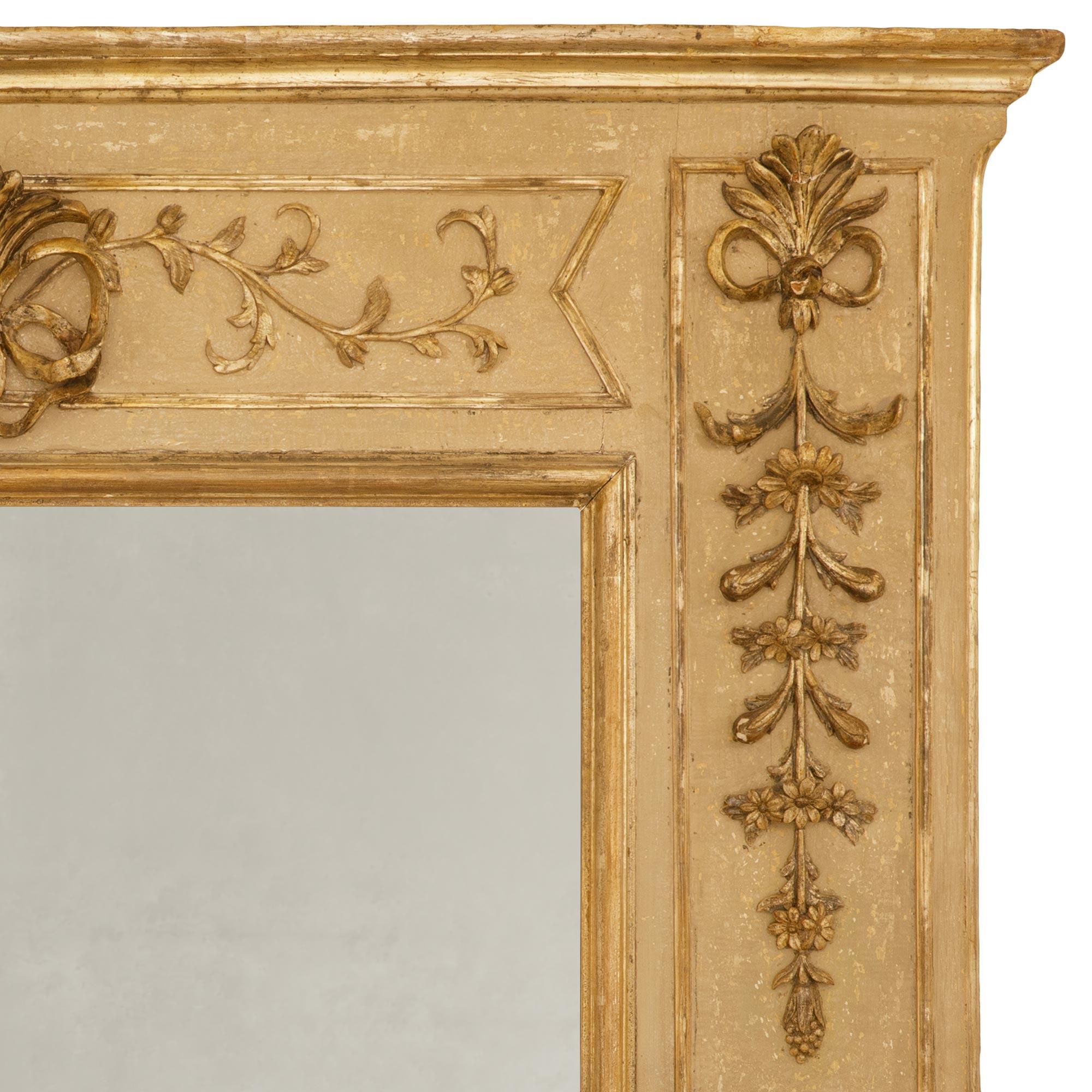 Ein Paar italienische Spiegel aus der Louis XVI-Periode aus patiniertem Holz und Mekka des 18. (Italienisch) im Angebot