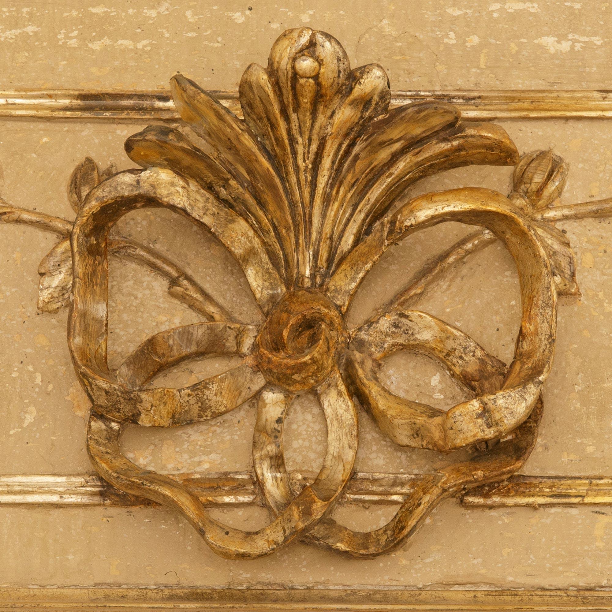 Ein Paar italienische Spiegel aus der Louis XVI-Periode aus patiniertem Holz und Mekka des 18. (Patiniert) im Angebot