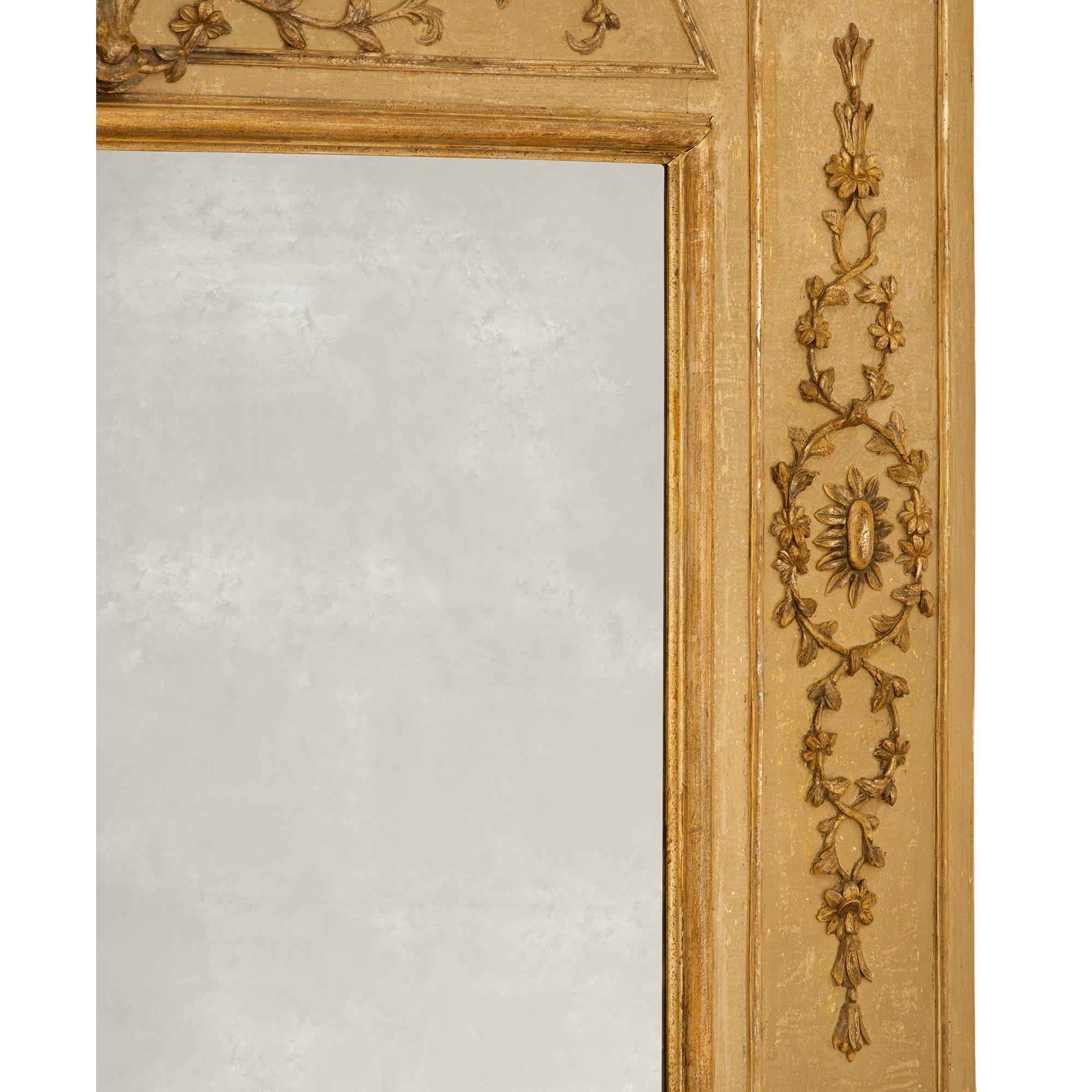 Ein Paar italienische Spiegel aus der Louis XVI-Periode aus patiniertem Holz und Mekka des 18. (18. Jahrhundert und früher) im Angebot