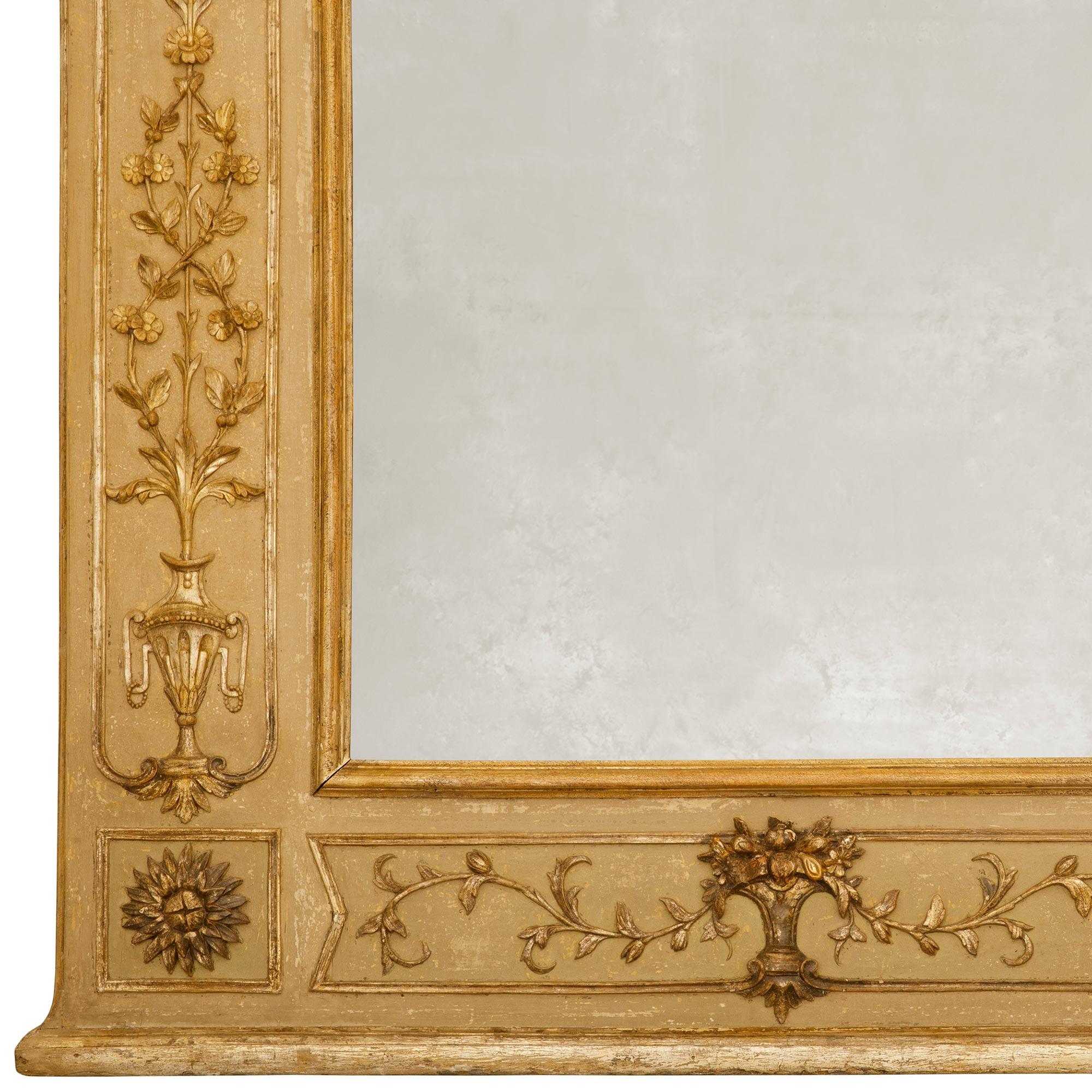 Ein Paar italienische Spiegel aus der Louis XVI-Periode aus patiniertem Holz und Mekka des 18. im Angebot 1