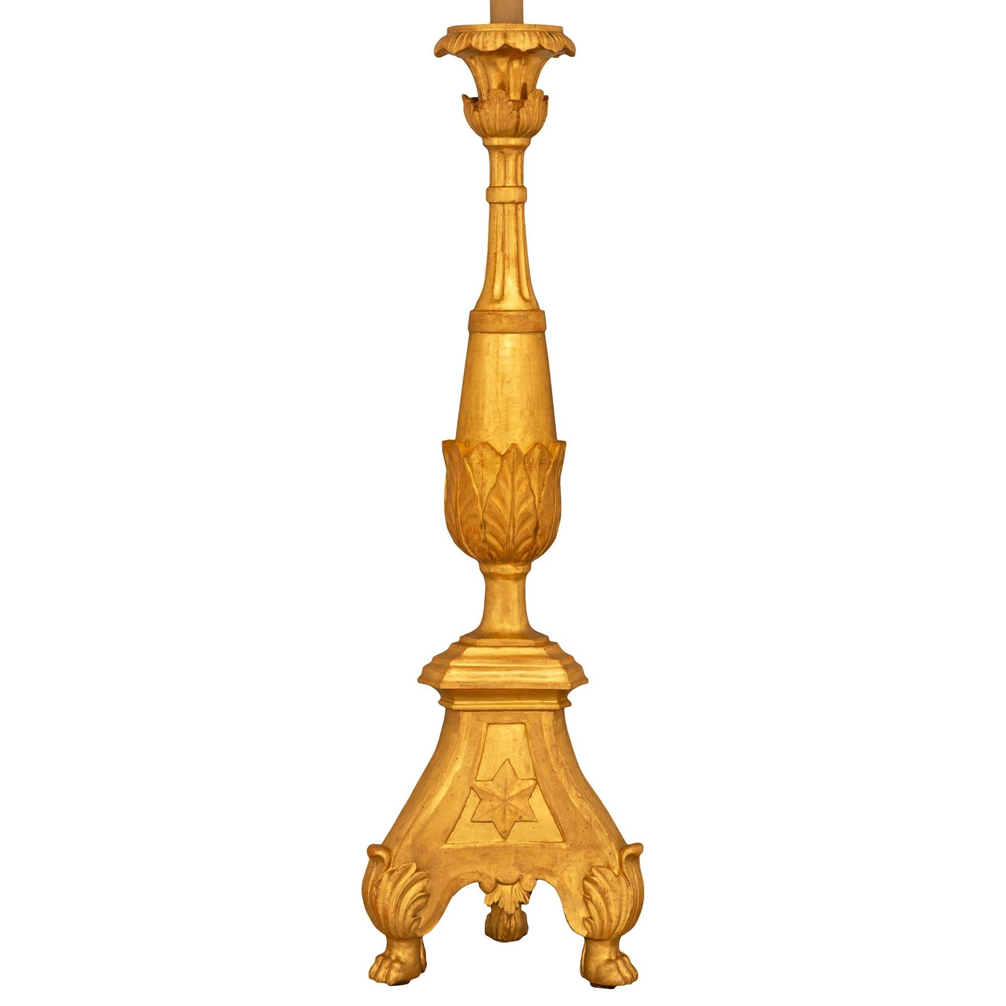 Ein Paar italienische Stehlampen aus Giltwood im Stil Louis XVI des 18. (Louis XVI.) im Angebot