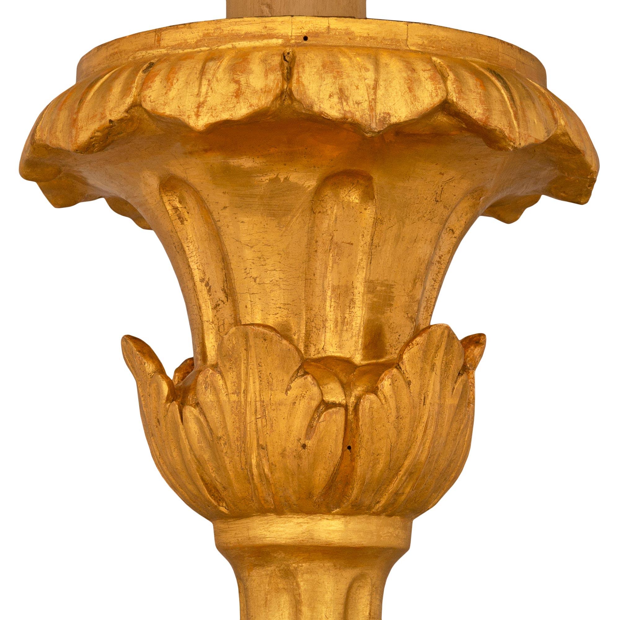 Ein Paar italienische Stehlampen aus Giltwood im Stil Louis XVI des 18. im Zustand „Gut“ im Angebot in West Palm Beach, FL