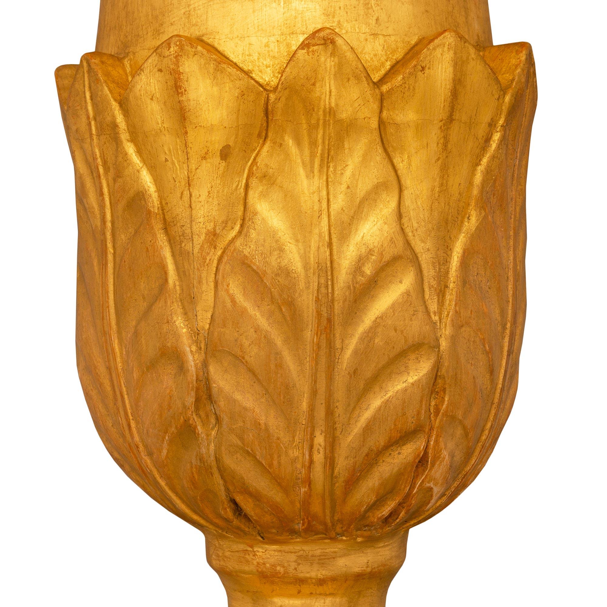 Ein Paar italienische Stehlampen aus Giltwood im Stil Louis XVI des 18. (18. Jahrhundert und früher) im Angebot