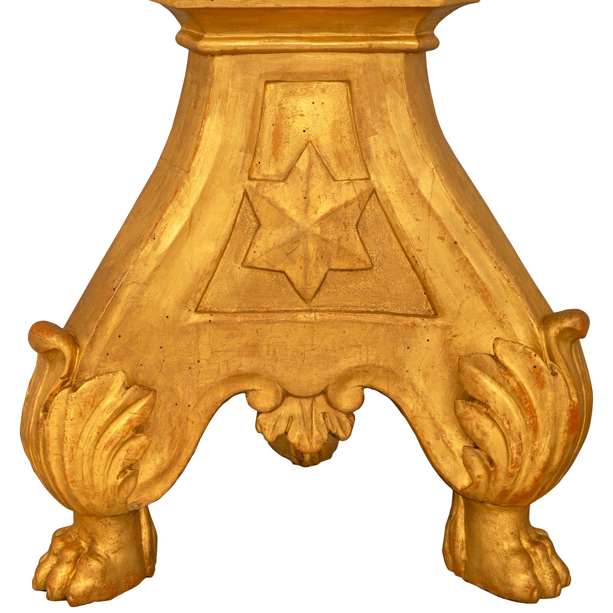 Ein Paar italienische Stehlampen aus Giltwood im Stil Louis XVI des 18. (Vergoldetes Holz) im Angebot