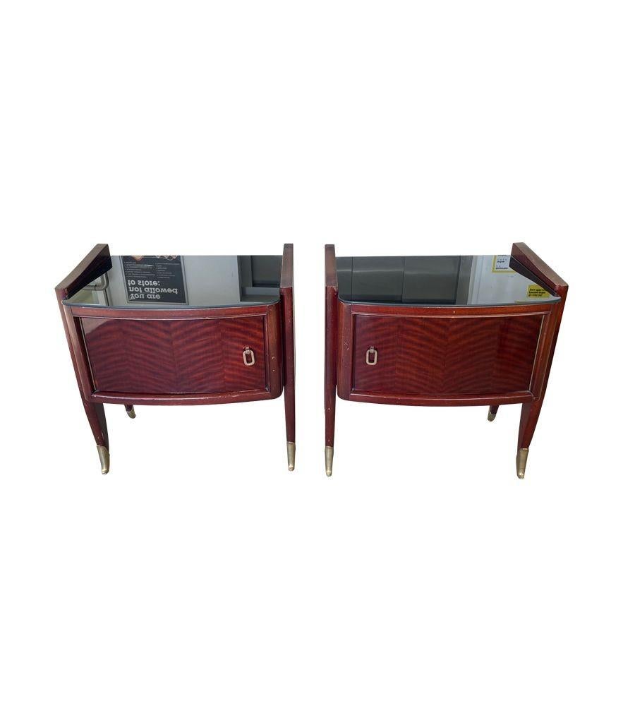 Mid-Century Modern A pair of Italian 1940s mahogany bedside tables with brass detailing For Sale
